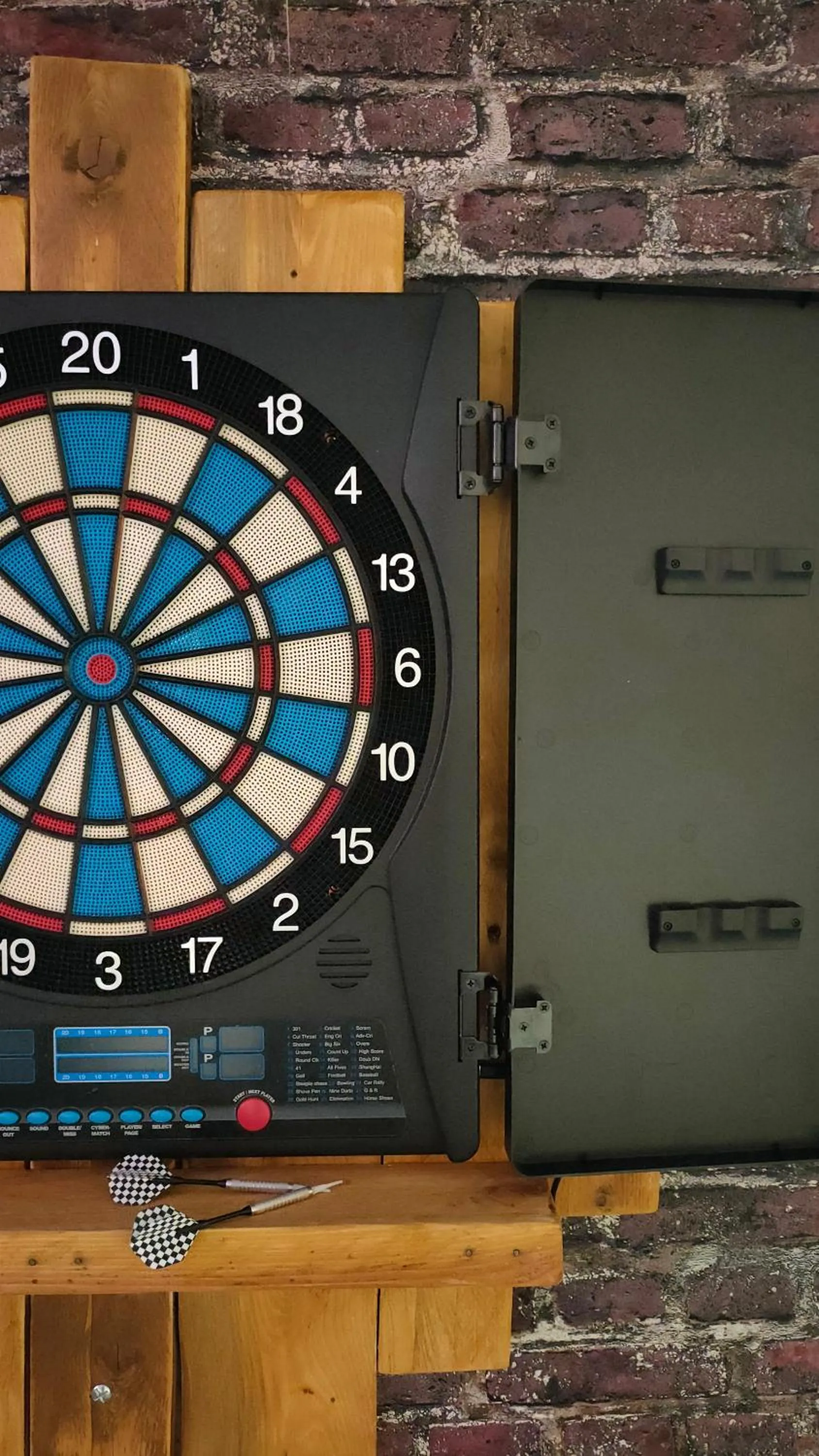 Darts in Kyriad Saint Chély d'Apcher - Aire de la Lozère