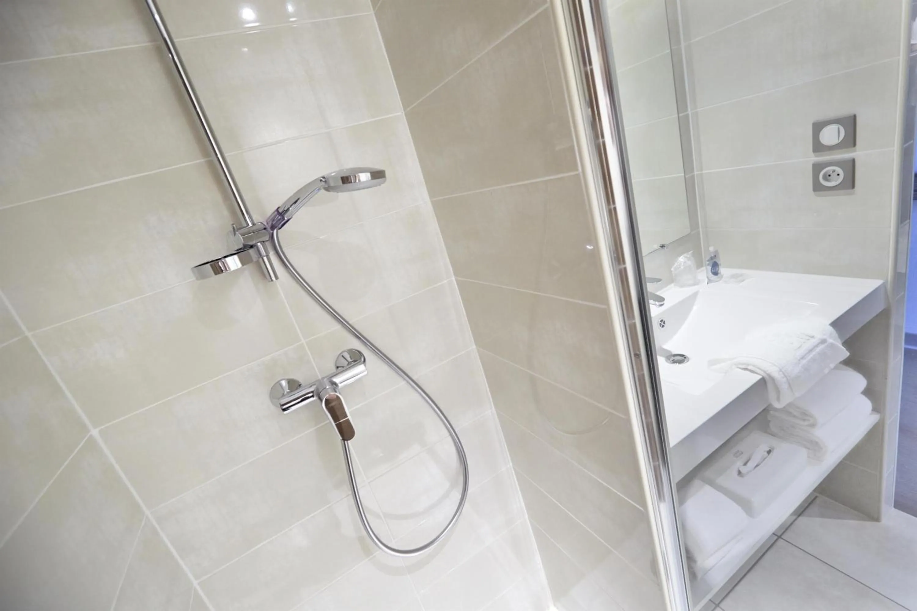 Bathroom in Kyriad Saint Chély d'Apcher - Aire de la Lozère