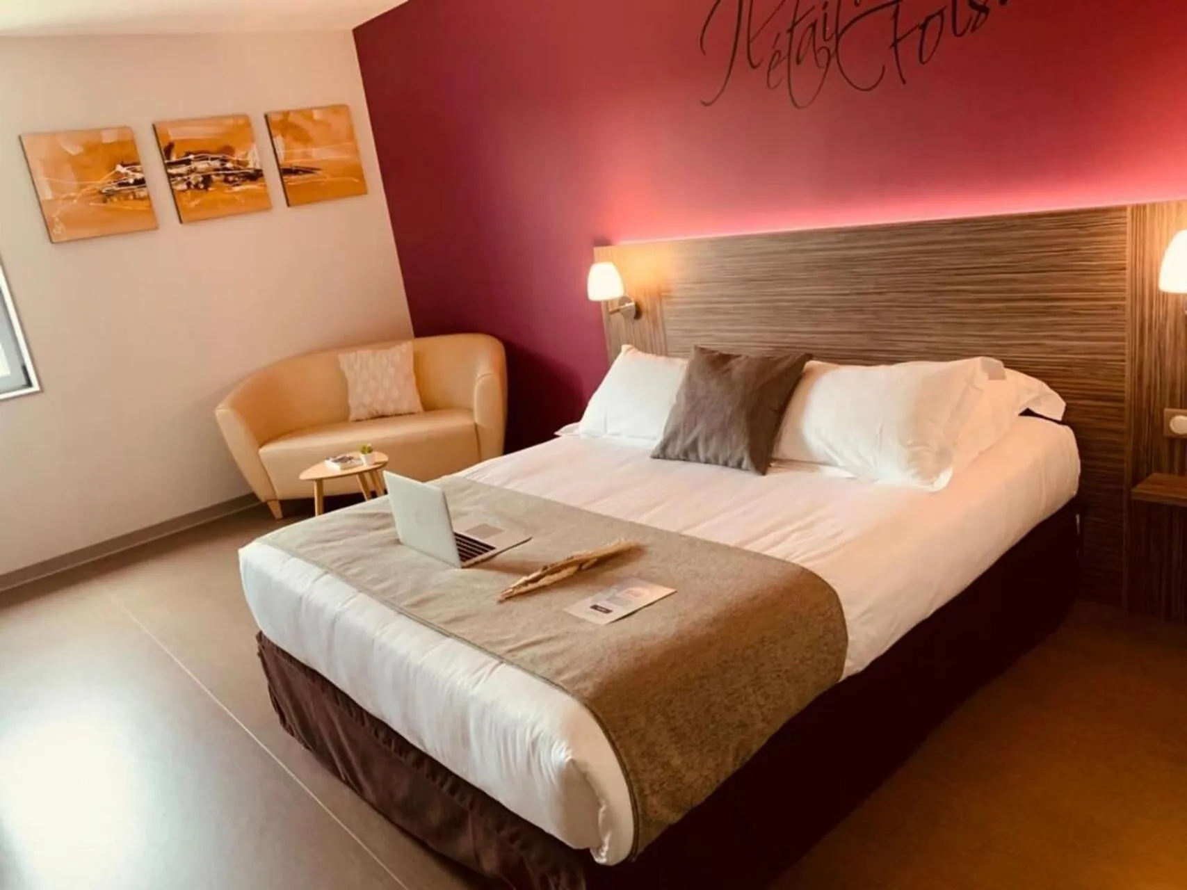 Bedroom, Bed in Kyriad Saint Chély d'Apcher - Aire de la Lozère