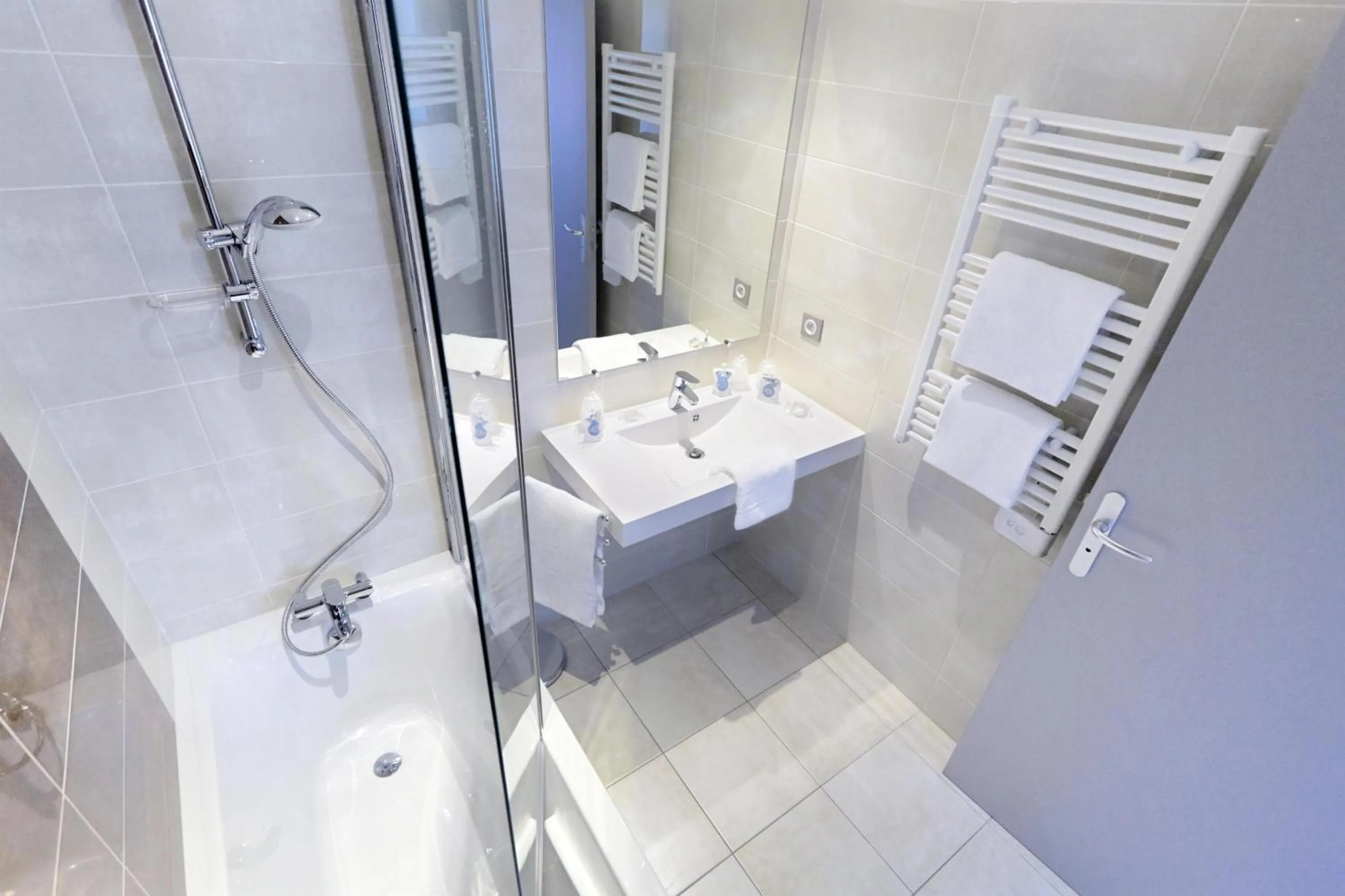 Shower in Kyriad Saint Chély d'Apcher - Aire de la Lozère