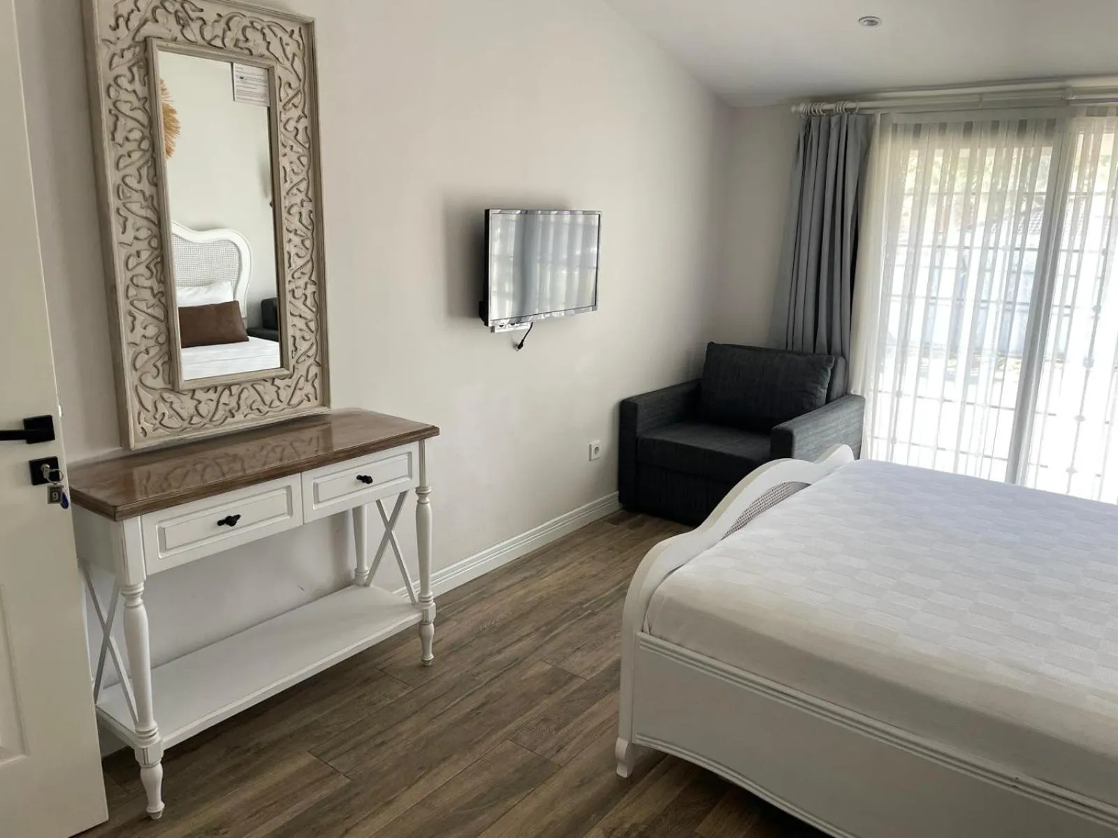 Photo of the whole room, Bed in Chloe hotel Alacati