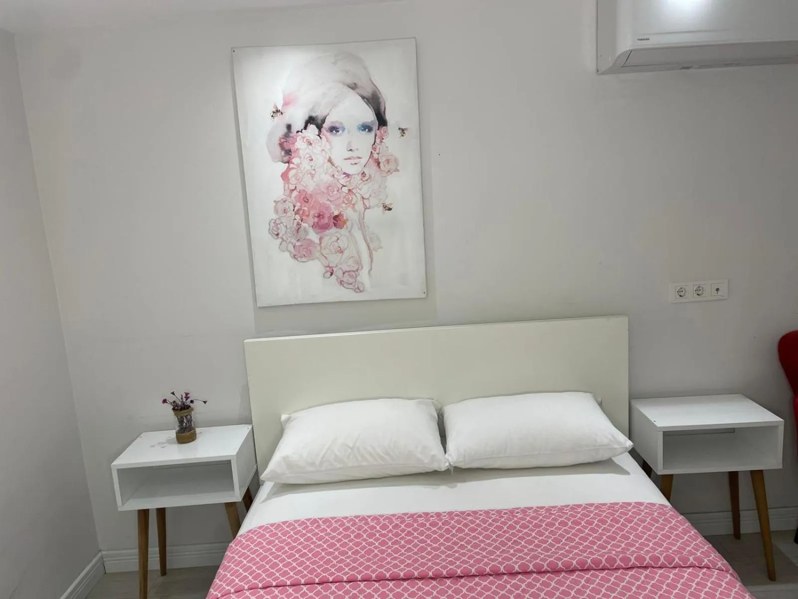 Photo of the whole room, Bed in Chloe hotel Alacati