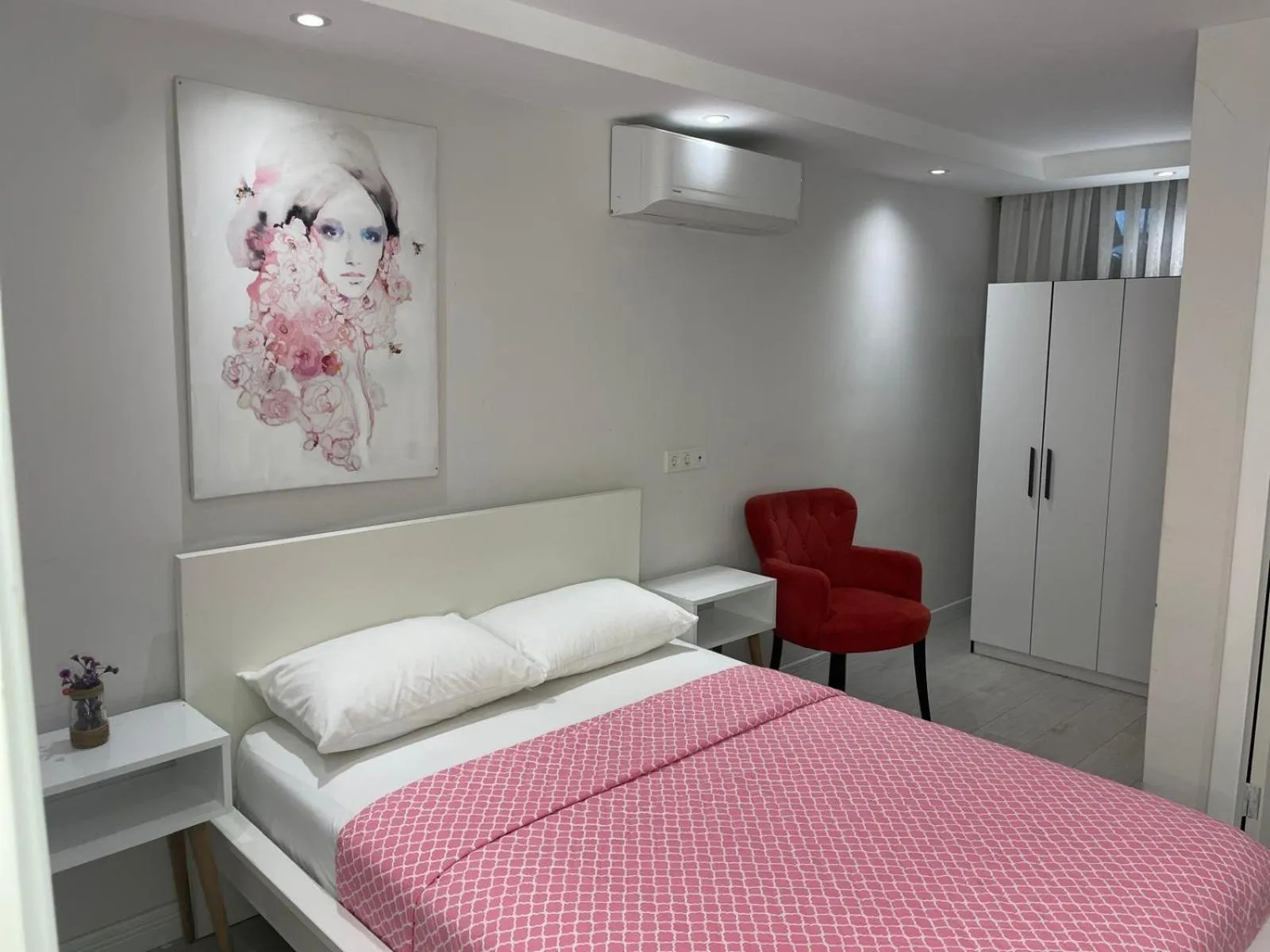 Photo of the whole room, Bed in Chloe hotel Alacati