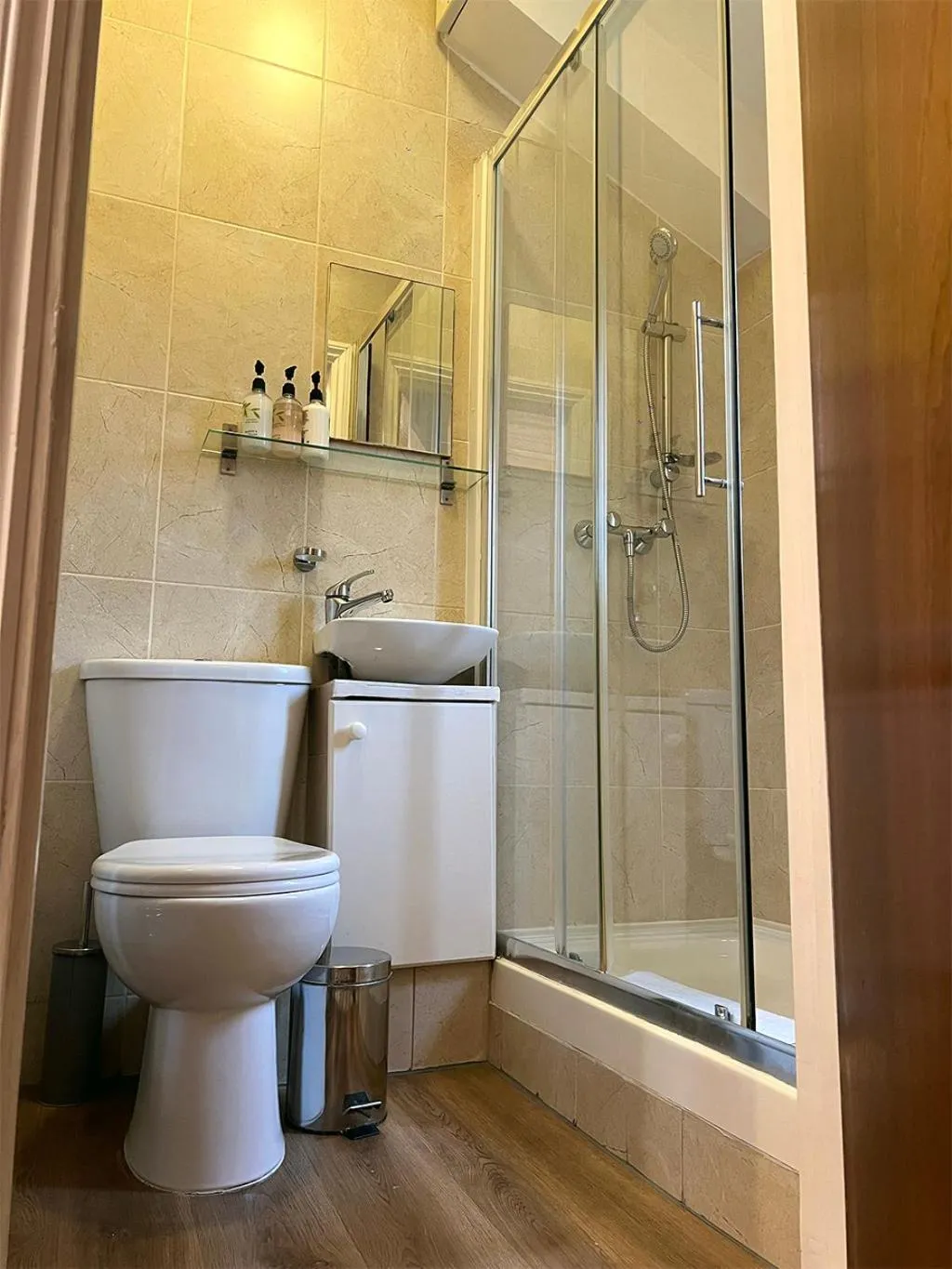 Shower in United Lodge Hotel