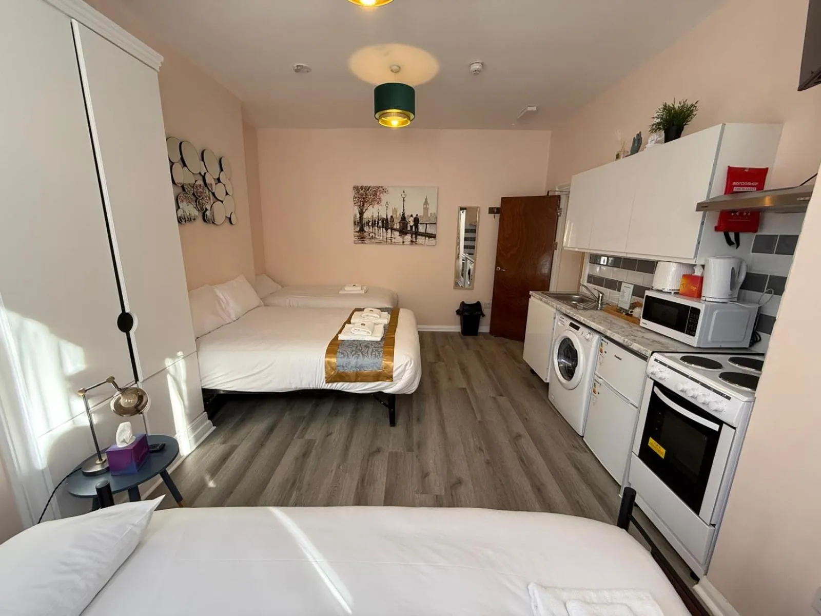 Kitchen or kitchenette, Bed in United Lodge Hotel