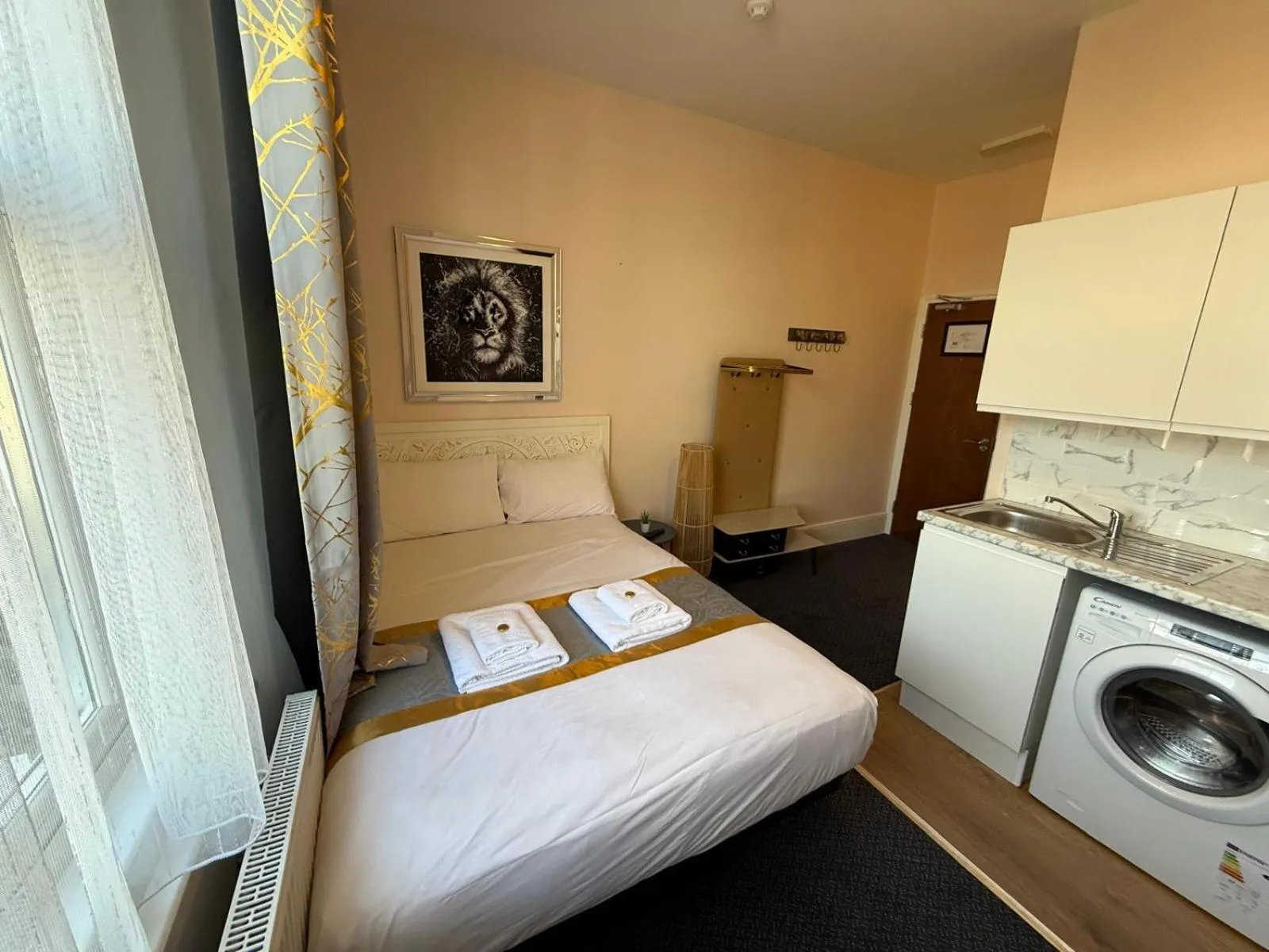 Kitchen or kitchenette, Bed in United Lodge Hotel