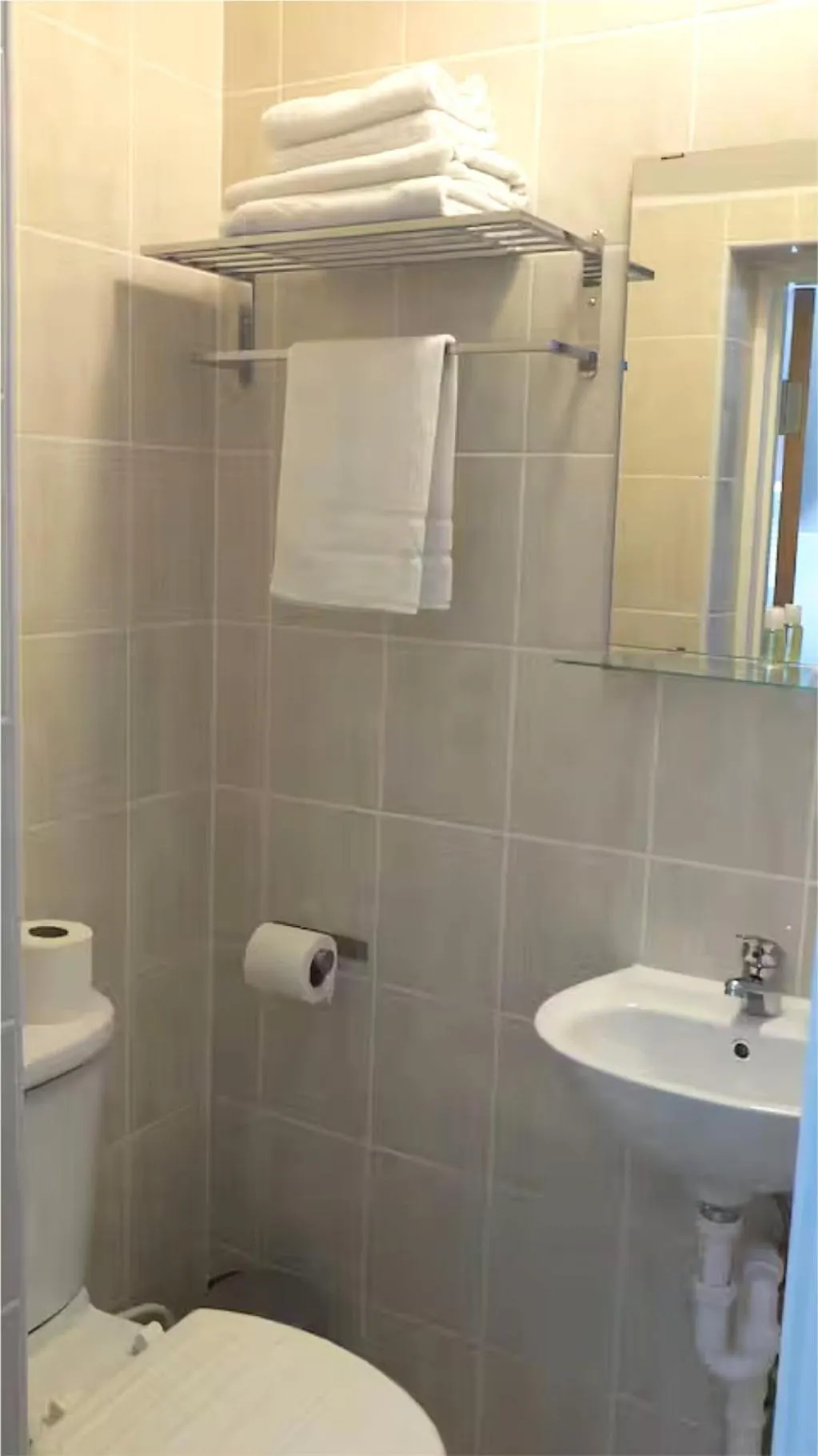 Shower in United Lodge Hotel