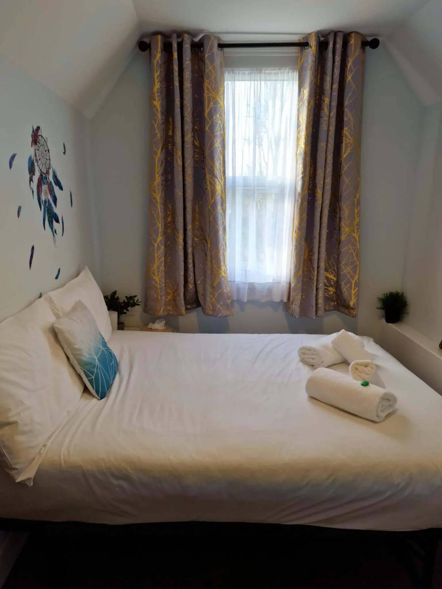 Photo of the whole room, Bed in The ULH