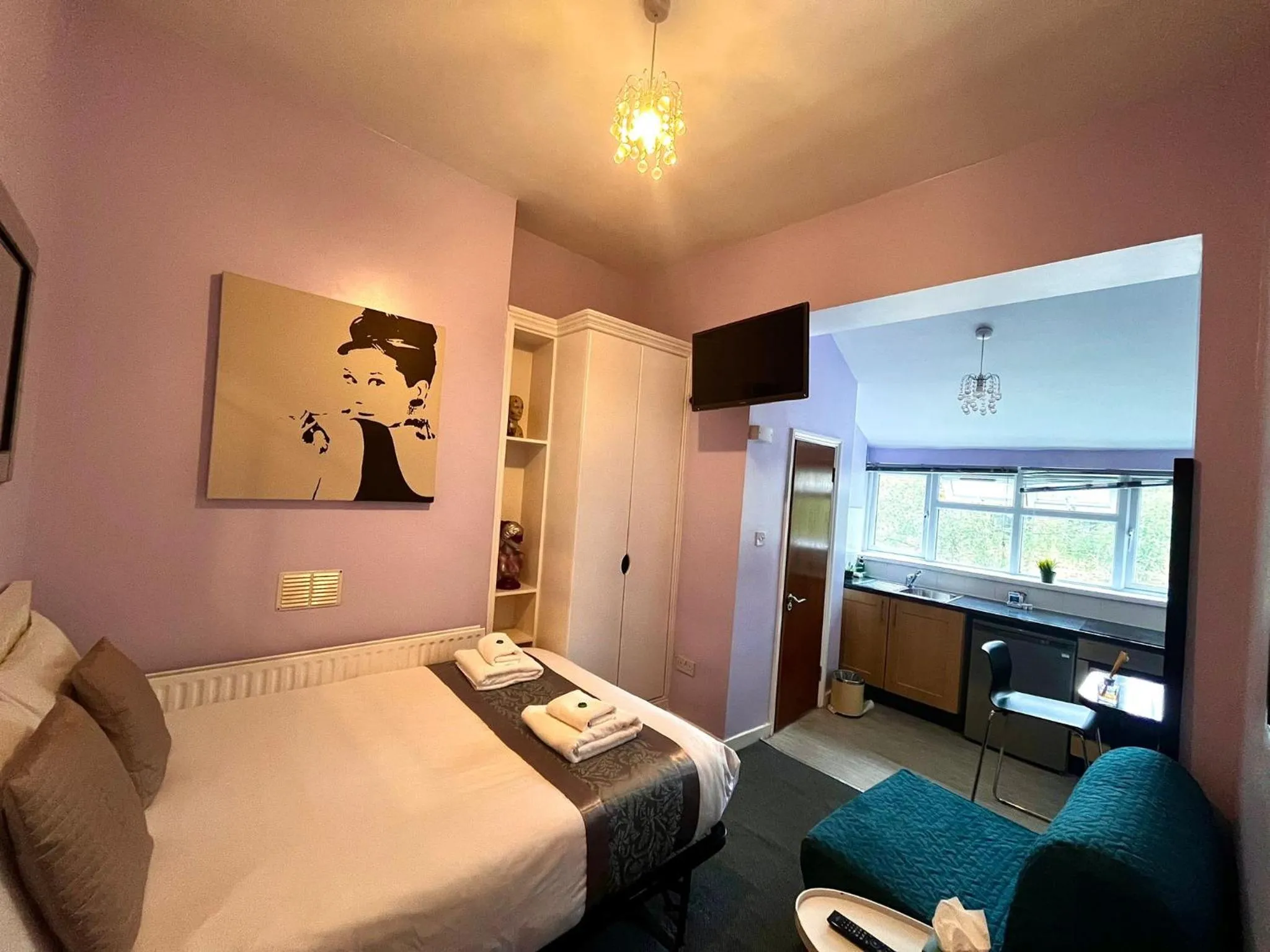 Photo of the whole room, Bed in The ULH