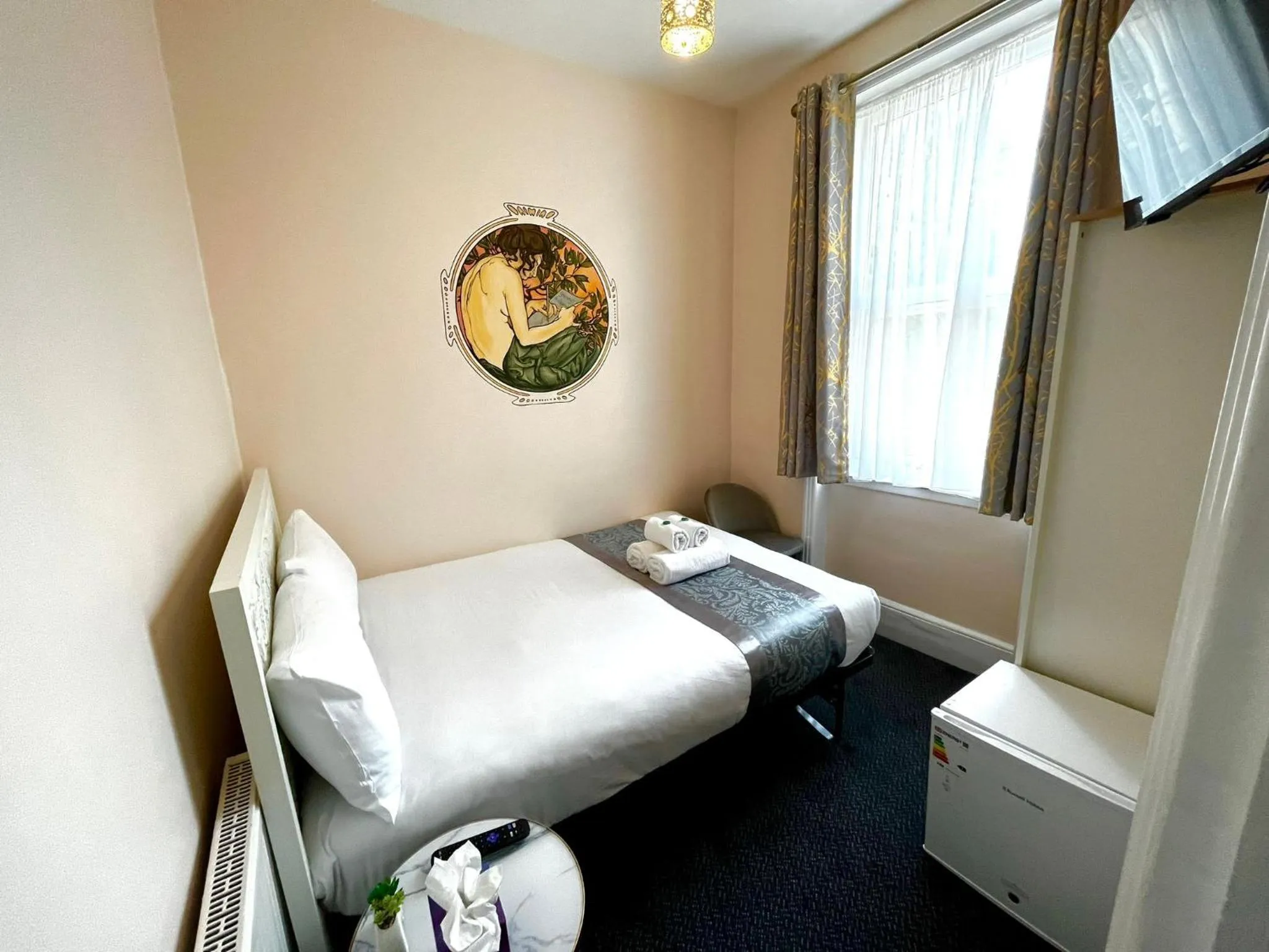 Photo of the whole room, Bed in The ULH