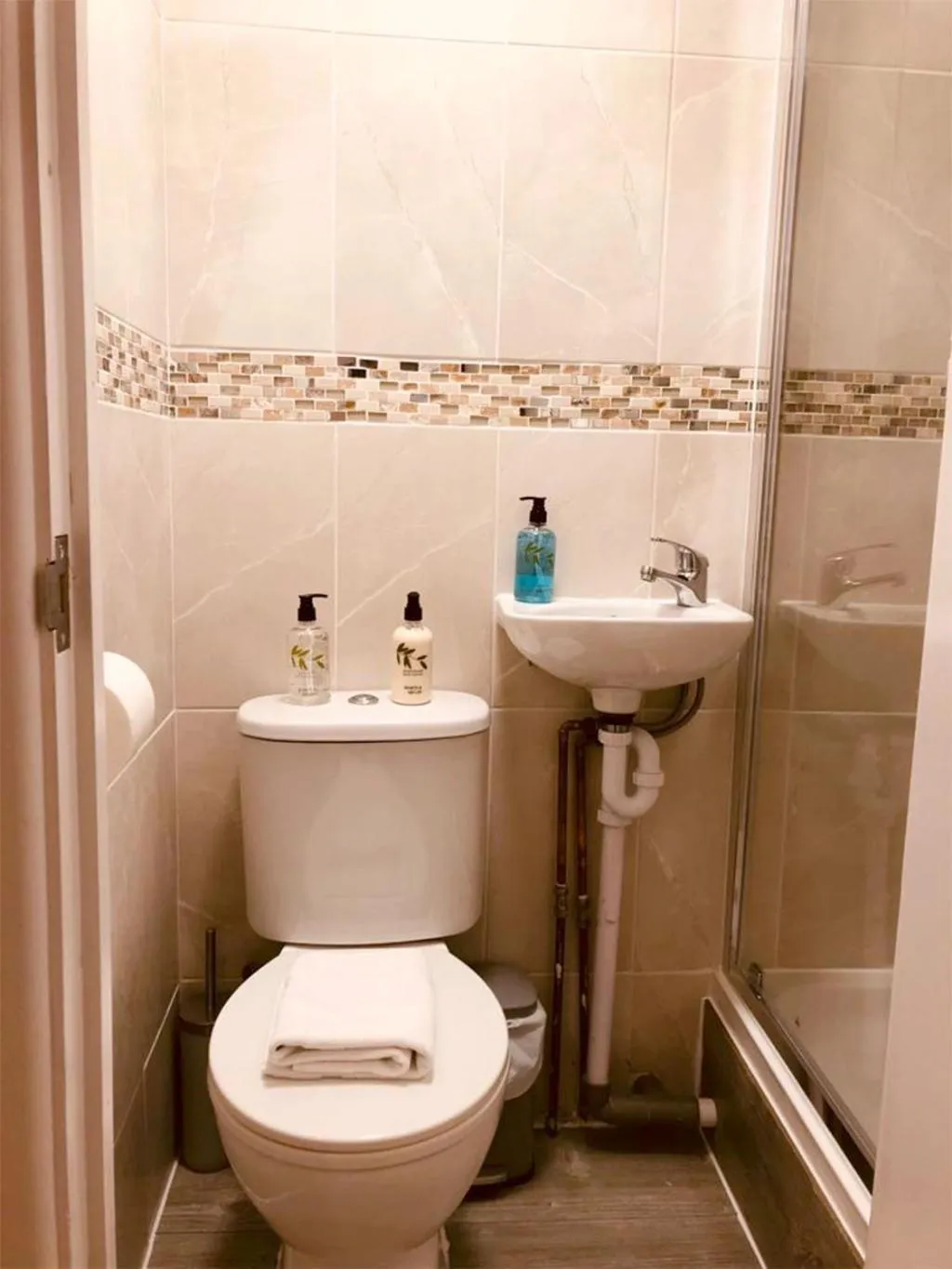 Shower in United Lodge Hotel