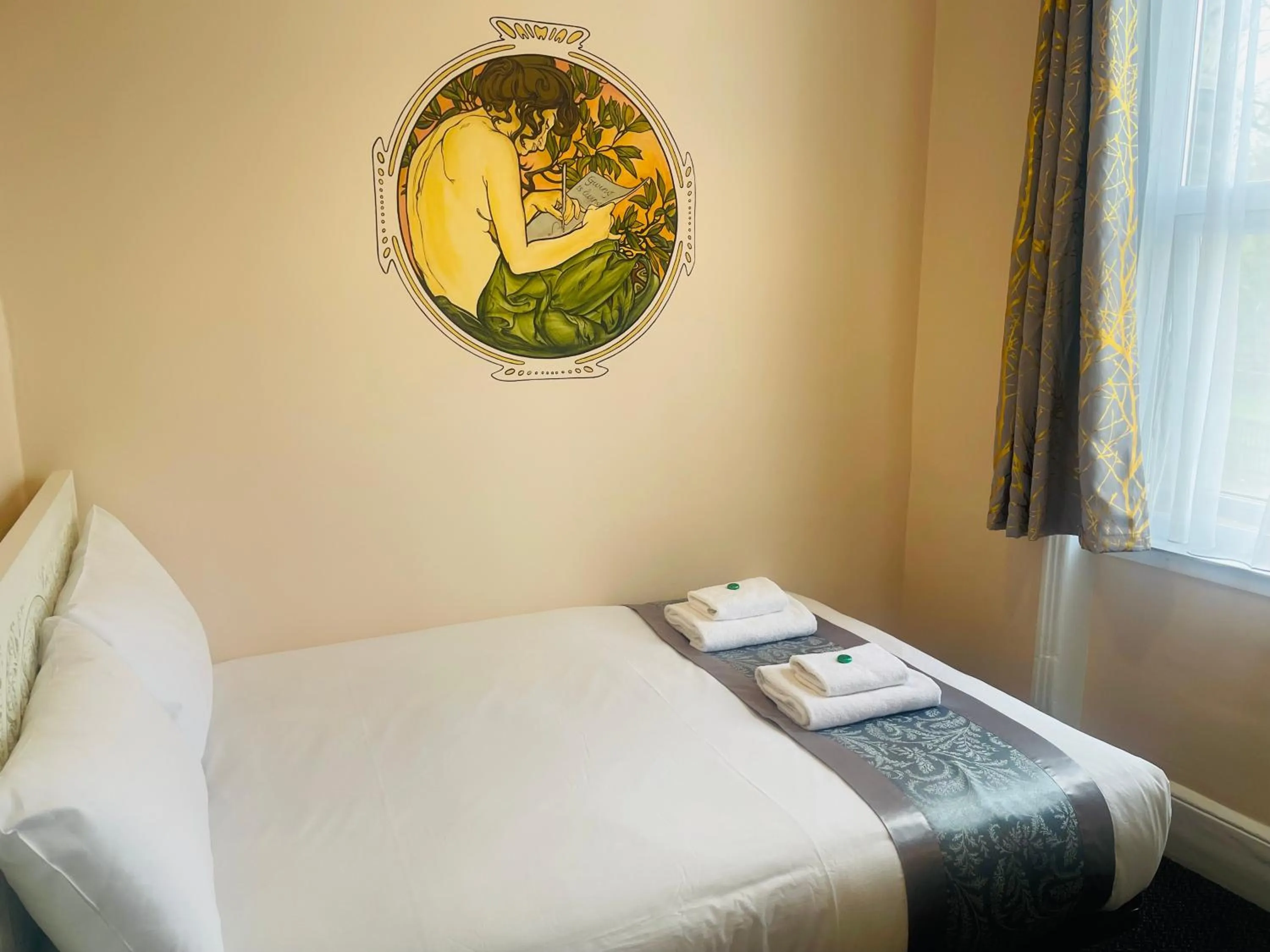 Photo of the whole room, Bed in The ULH