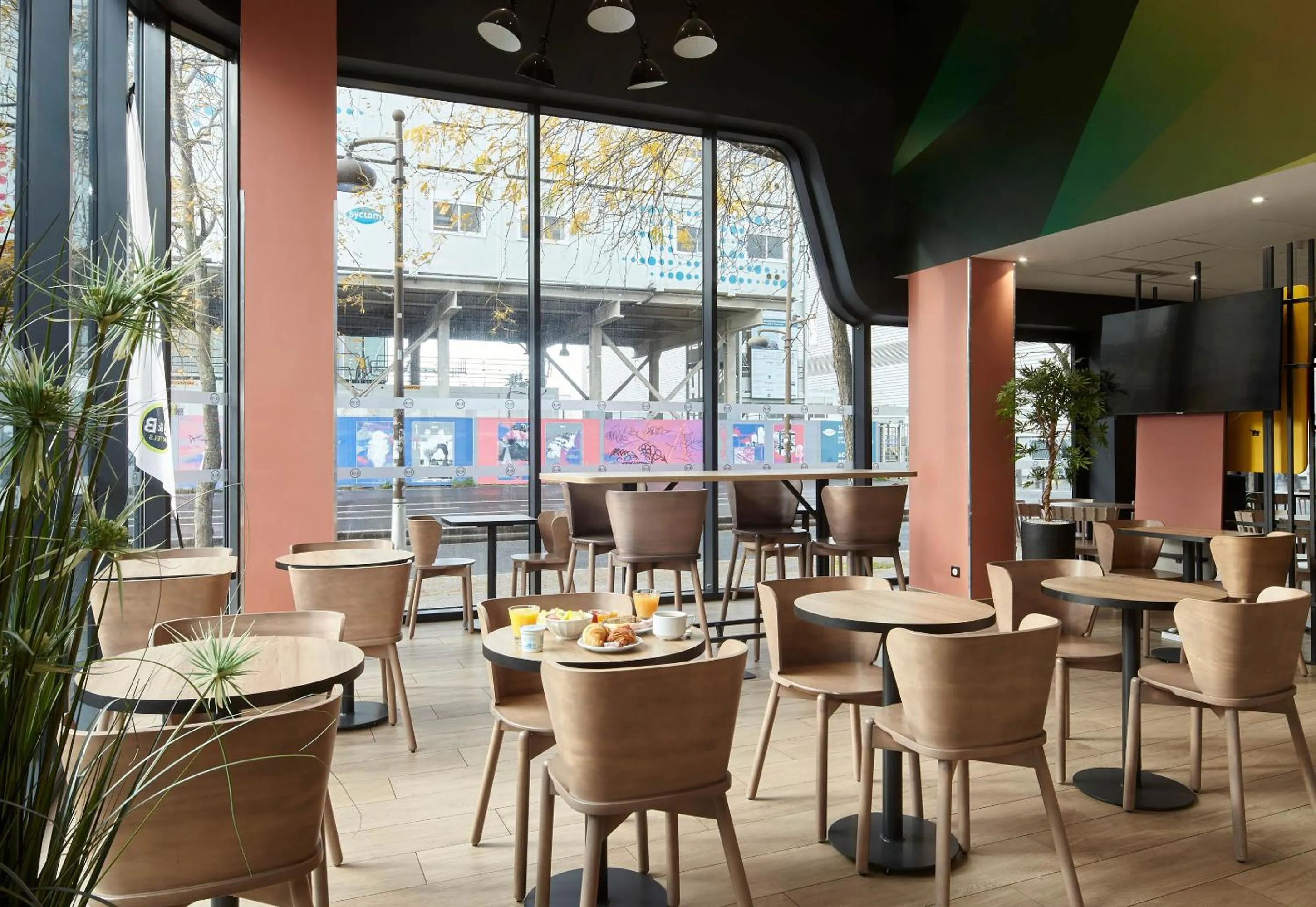 Restaurant/places to eat in B&B HOTEL Paris Ivry Quai de Seine