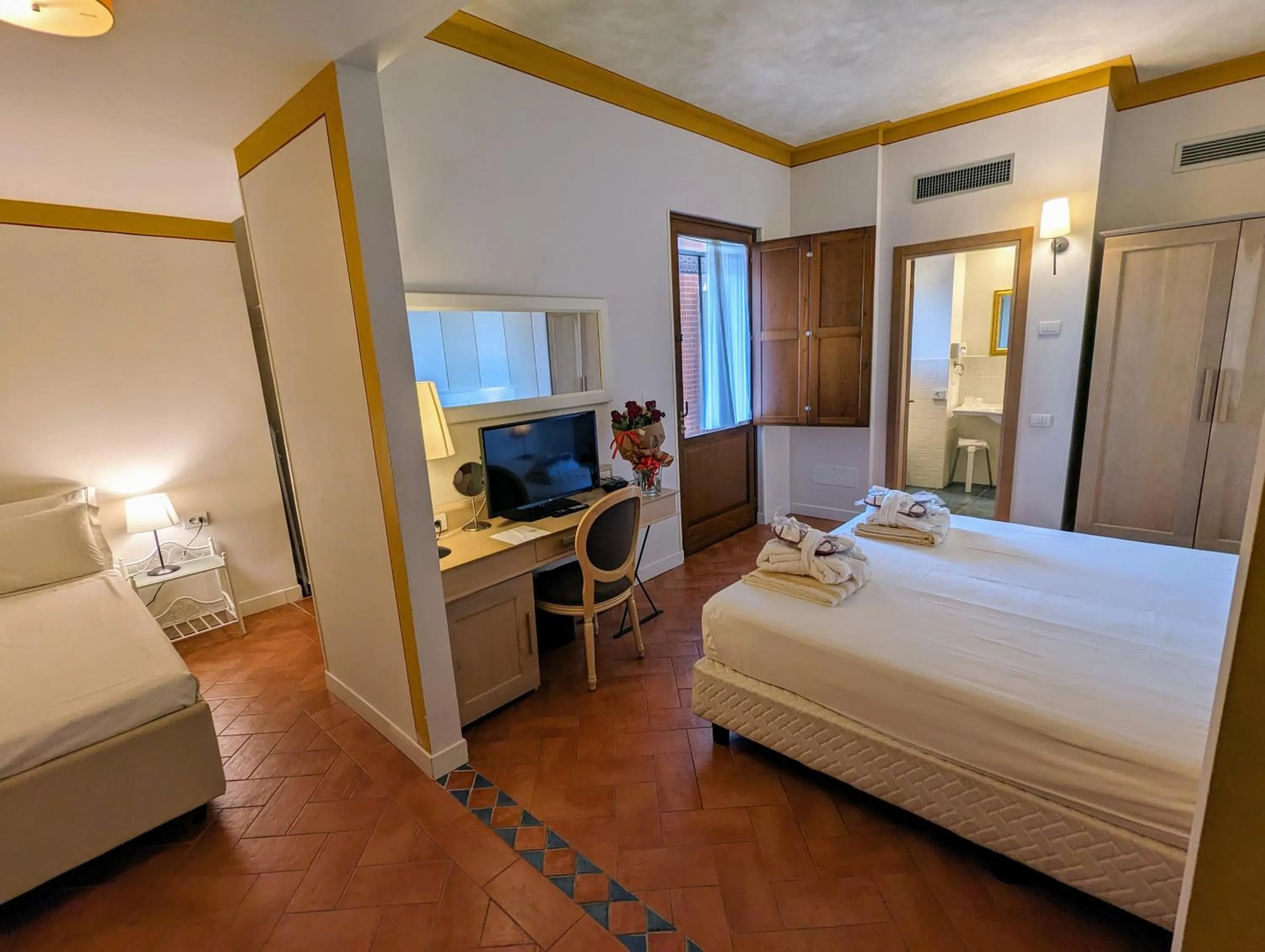 Bathroom, Bed in Saturnia Tuscany Hotel