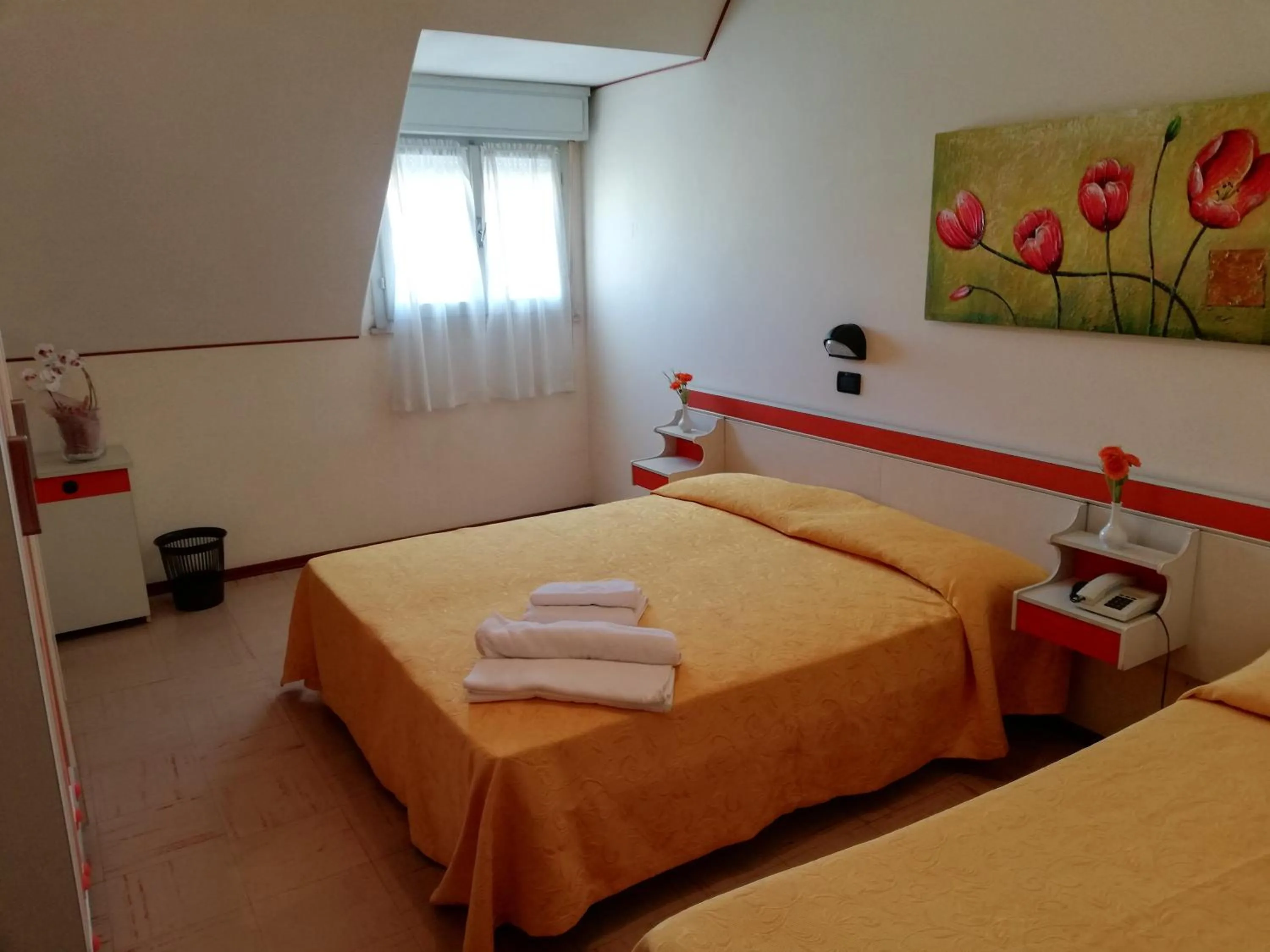 Bed in Hotel Devon Rooms & Breakfast