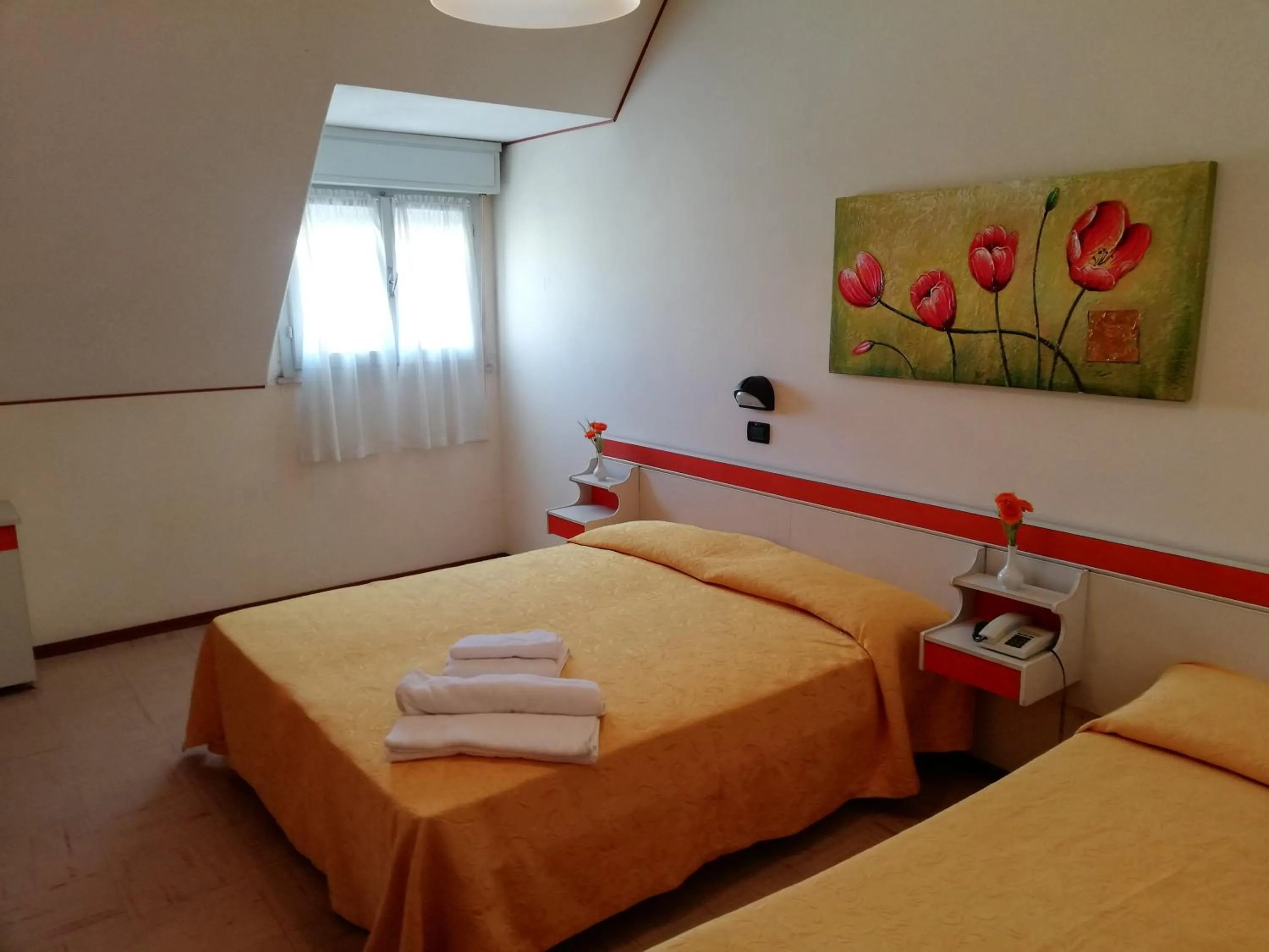 Bed in Hotel Devon Rooms & Breakfast