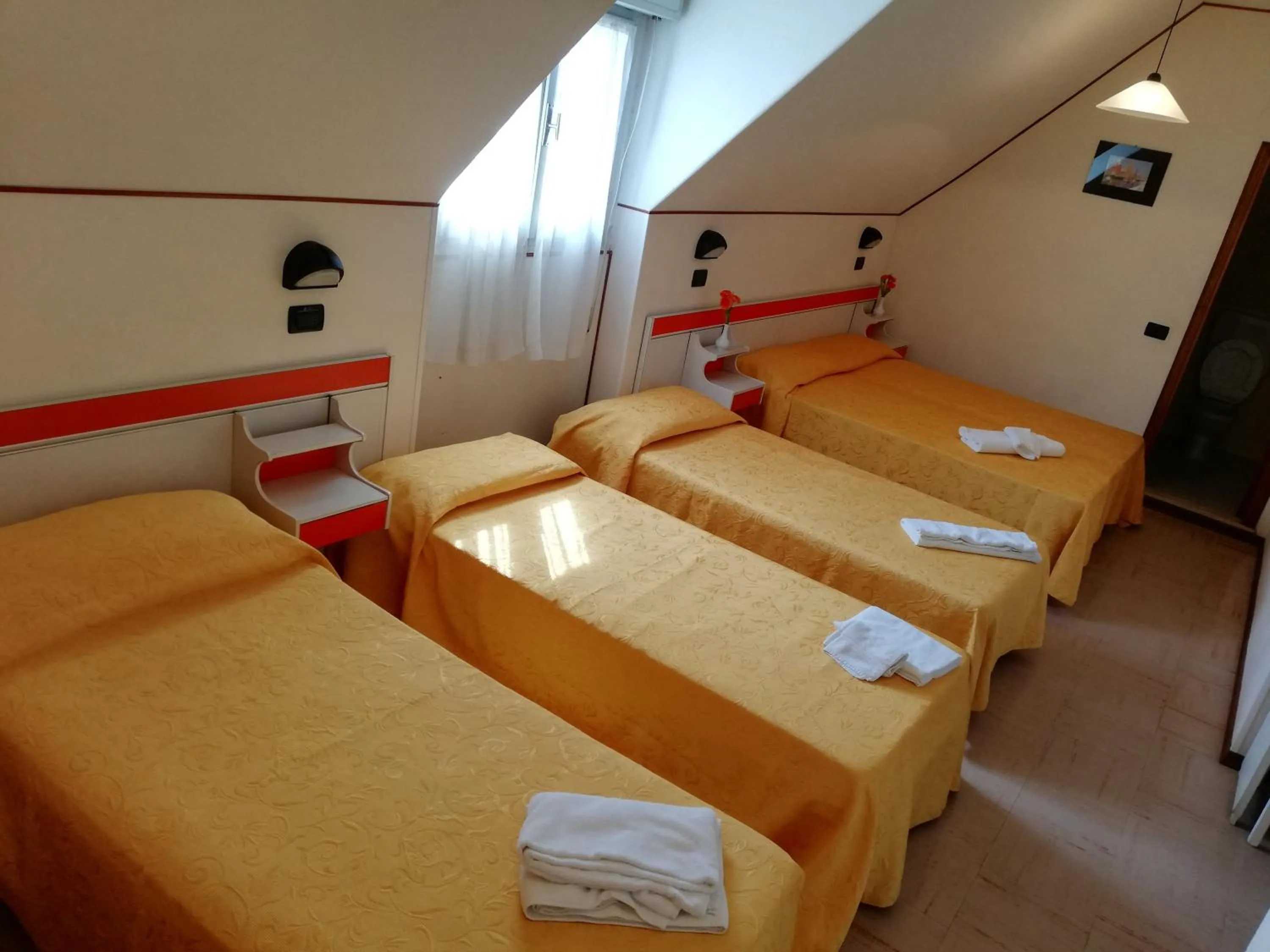 Bed in Hotel Devon Rooms & Breakfast