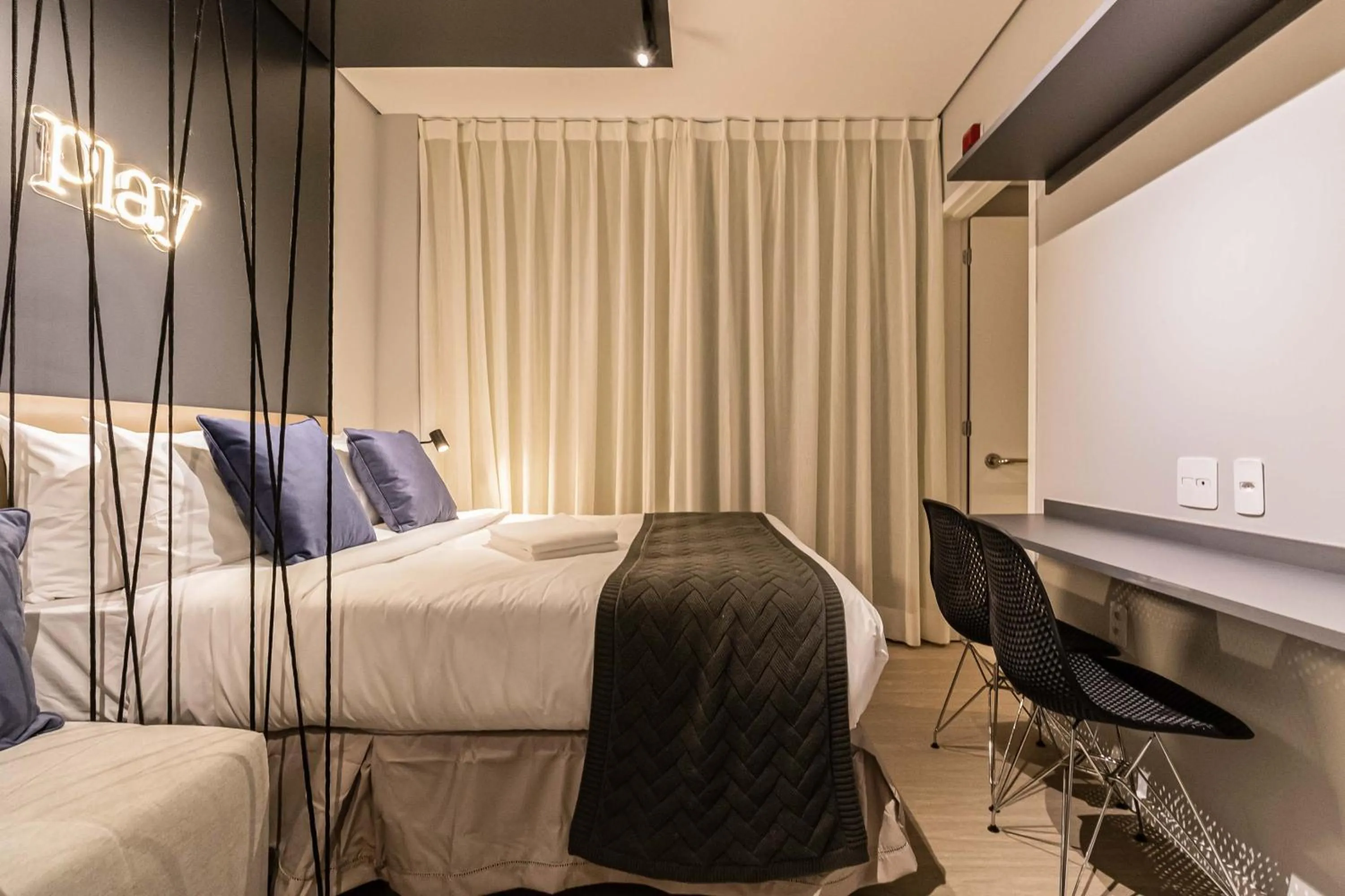 Dining area, Bed in Charlie Houx - Studios Super Confortáveis em Pinheiros ao lado do metrô e a poucos passos da Faria Lima