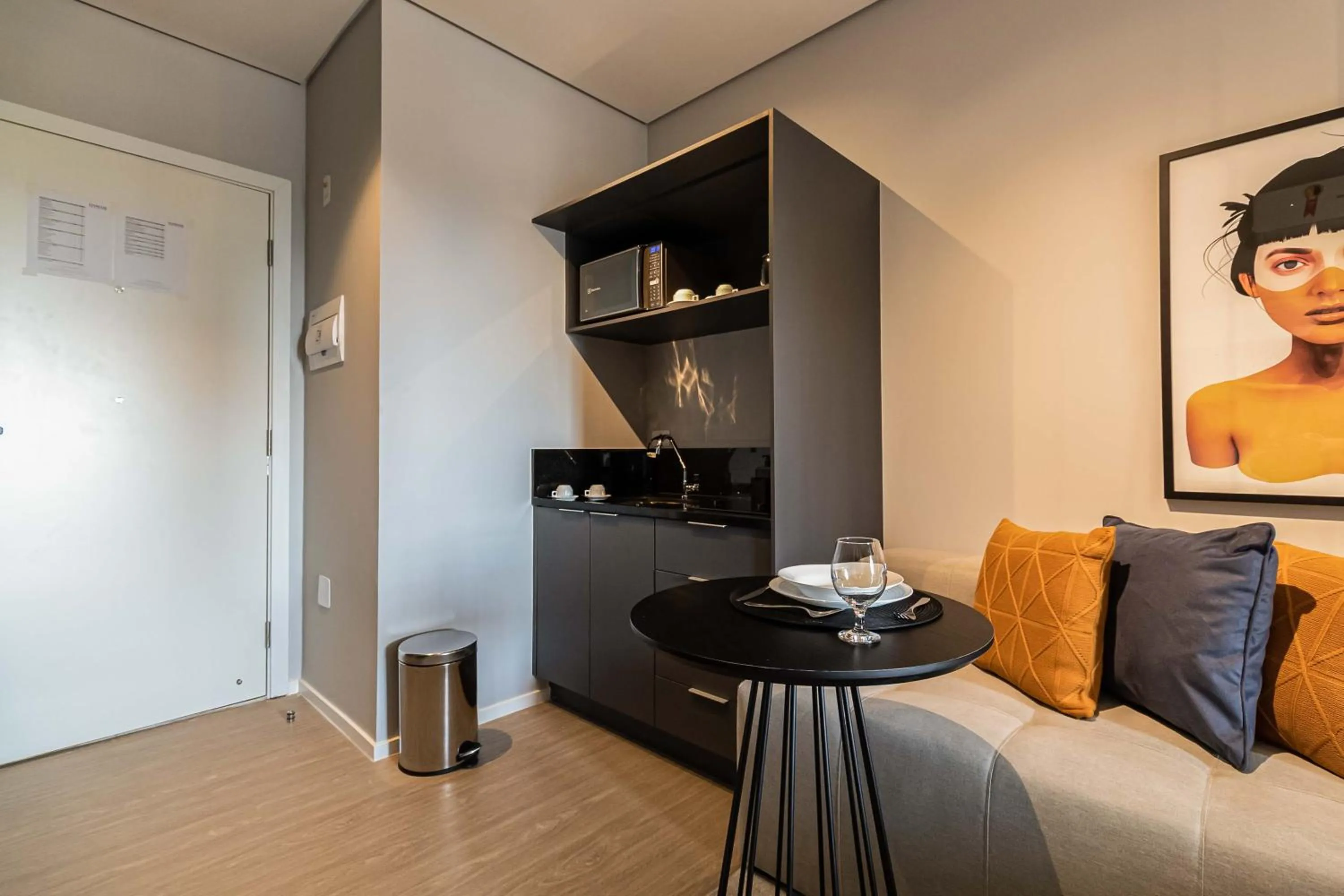 Living room in Charlie Houx - Studios Super Confortáveis em Pinheiros ao lado do metrô e a poucos passos da Faria Lima