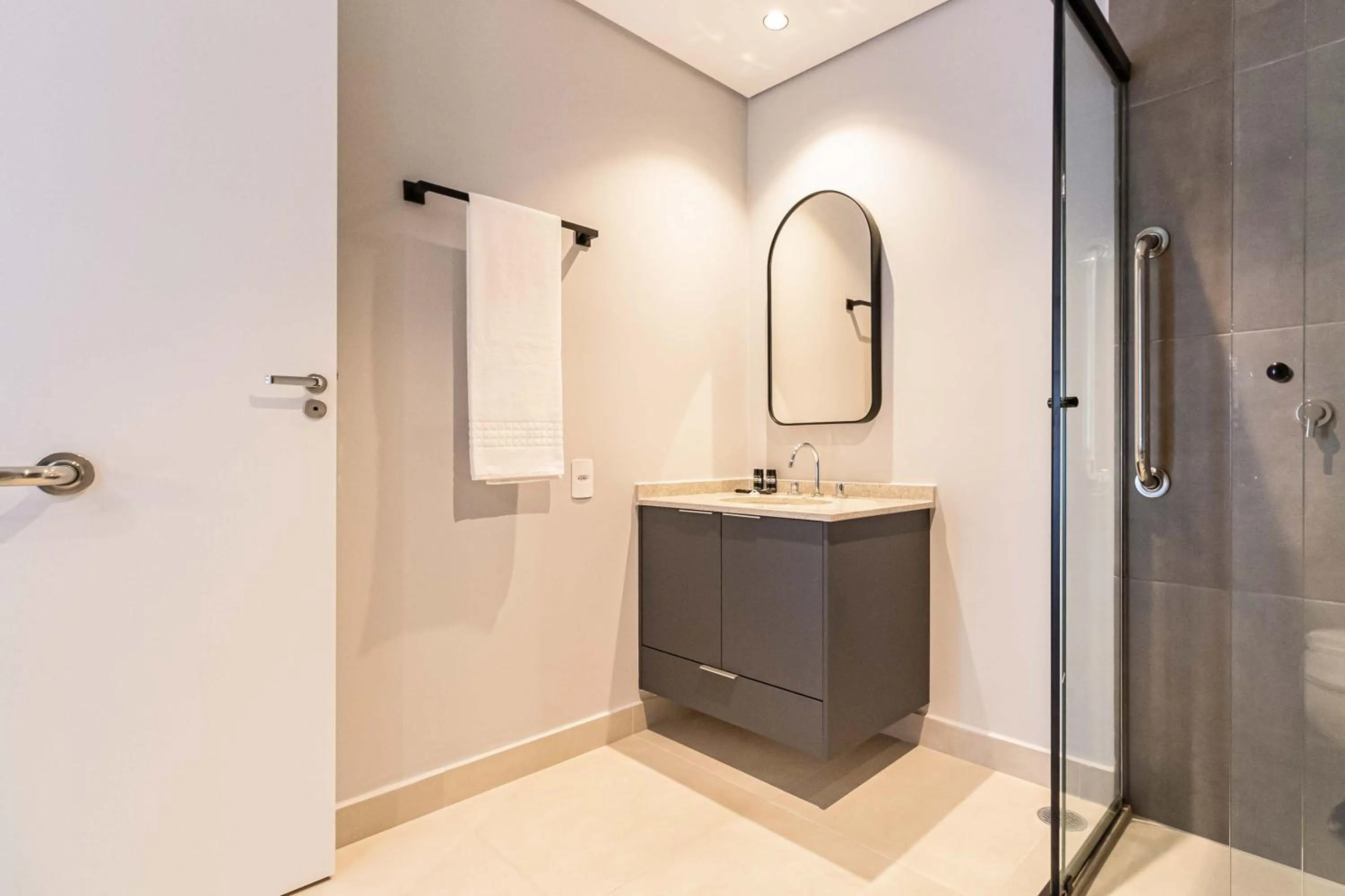 Shower in Charlie Houx - Studios Super Confortáveis em Pinheiros ao lado do metrô e a poucos passos da Faria Lima