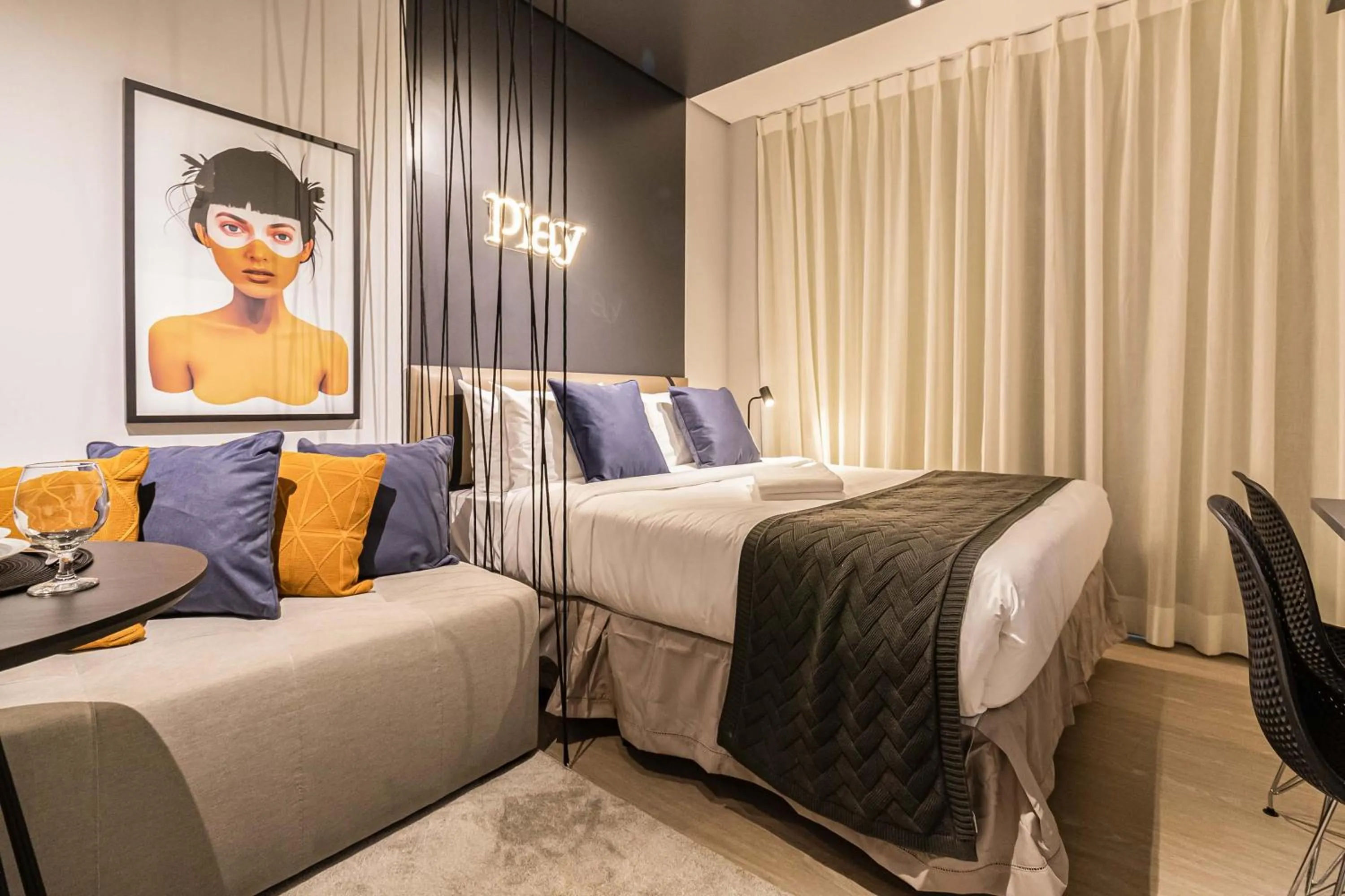 Living room, Bed in Charlie Houx - Studios Super Confortáveis em Pinheiros ao lado do metrô e a poucos passos da Faria Lima