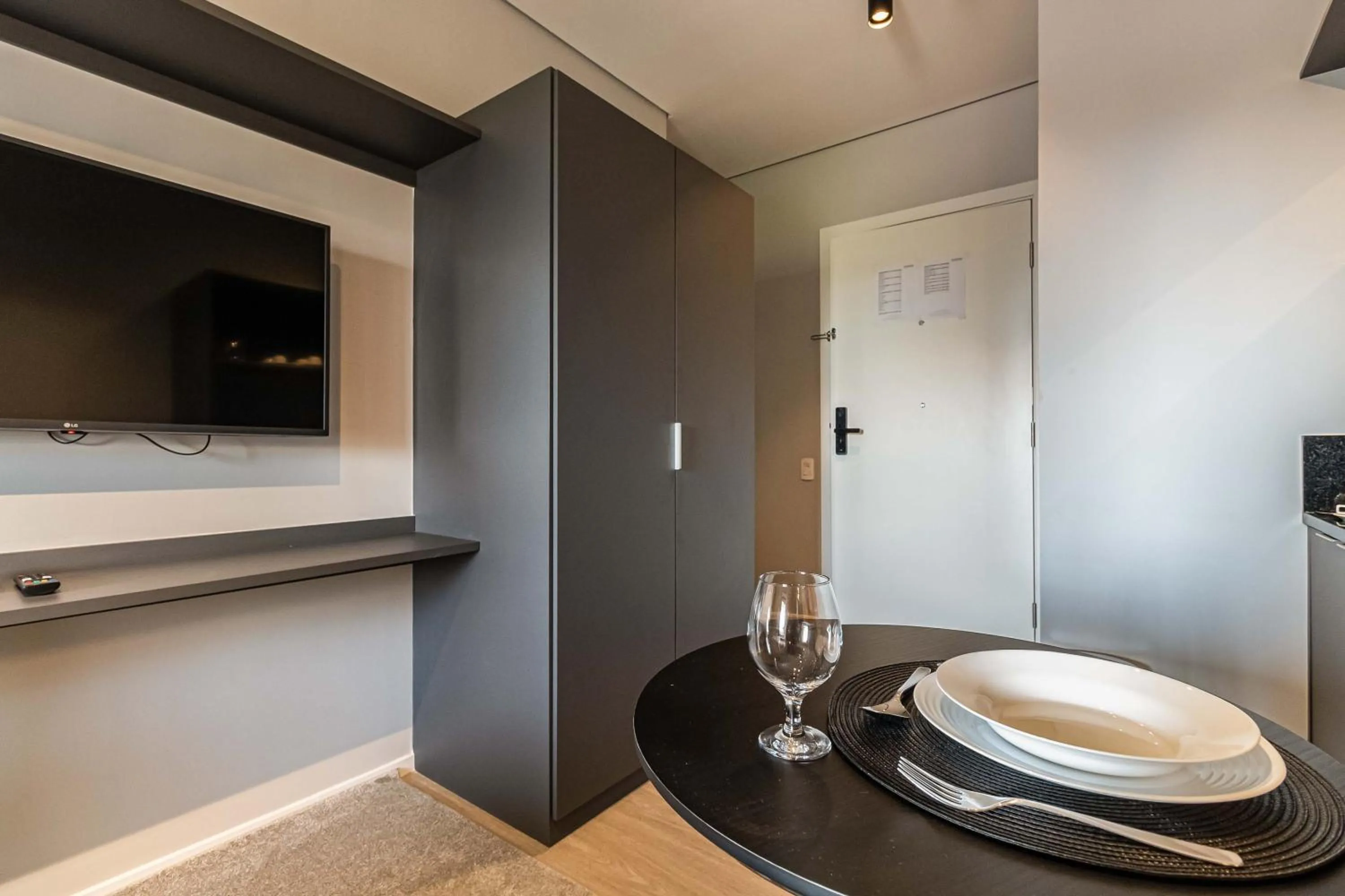 TV and multimedia in Charlie Houx - Studios Super Confortáveis em Pinheiros ao lado do metrô e a poucos passos da Faria Lima