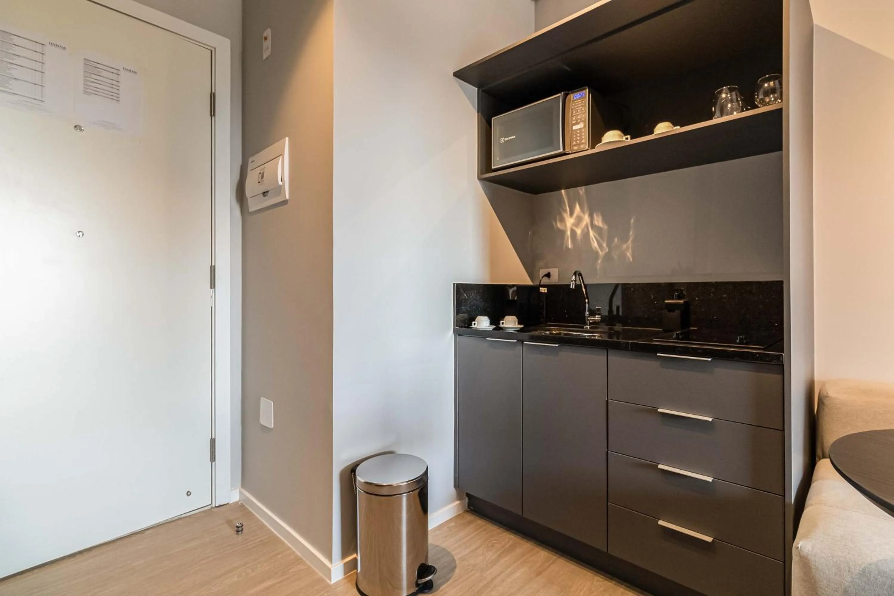 kitchen in Charlie Houx - Studios Super Confortáveis em Pinheiros ao lado do metrô e a poucos passos da Faria Lima