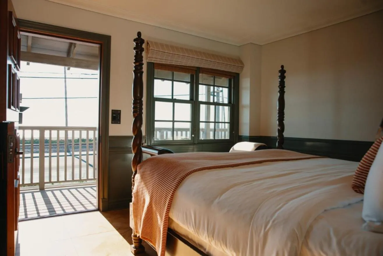 Photo of the whole room, Bed in El Caminante Bar & Bungalows