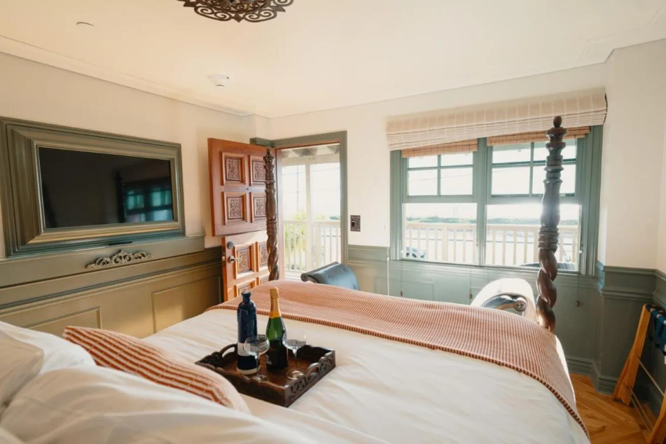 Photo of the whole room, Bed in El Caminante Bar & Bungalows