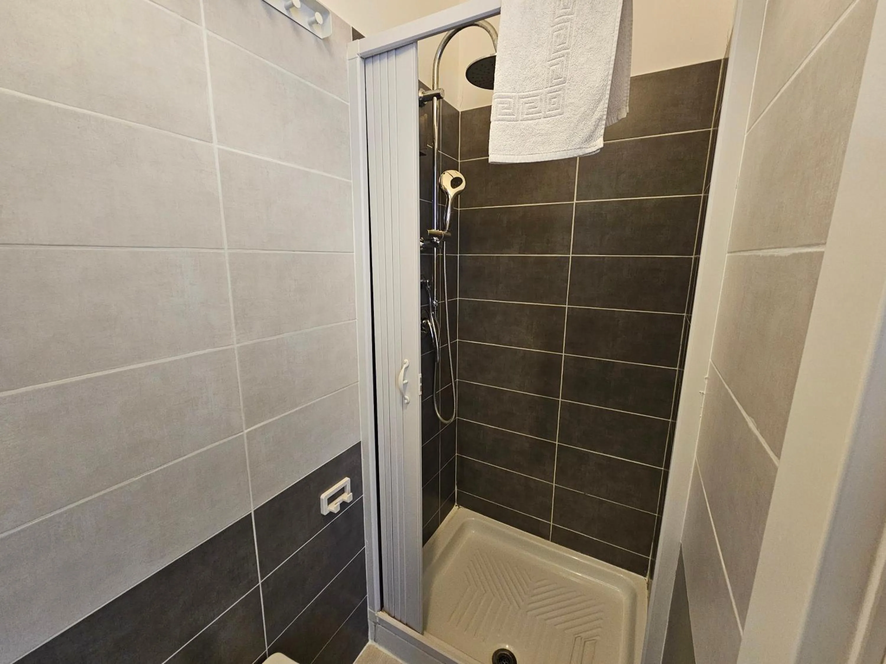 Shower in B&B Via Nazionale