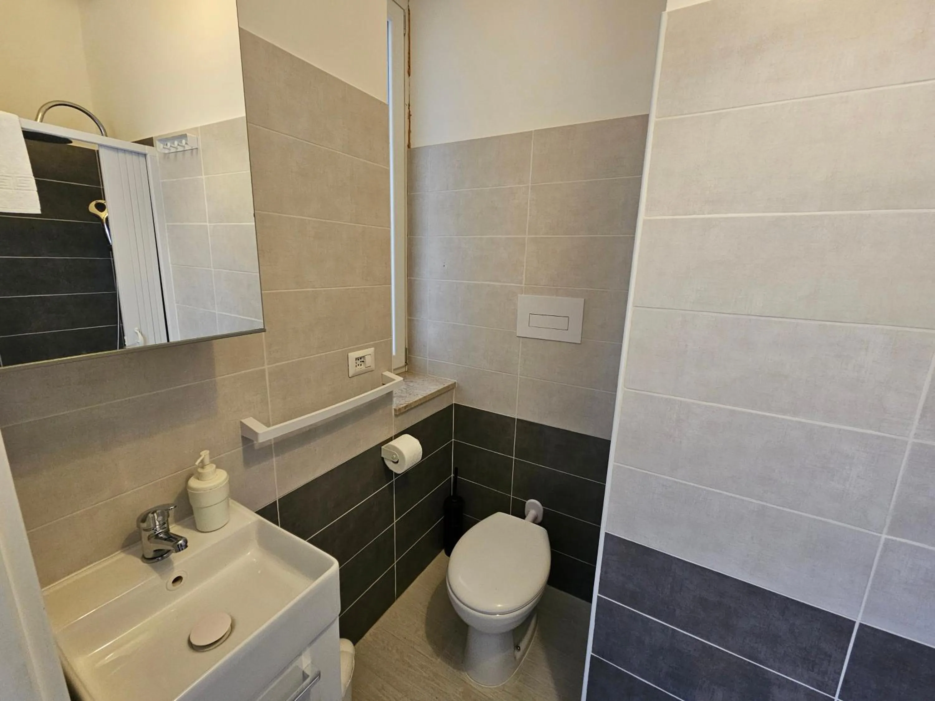 Shower in B&B Via Nazionale