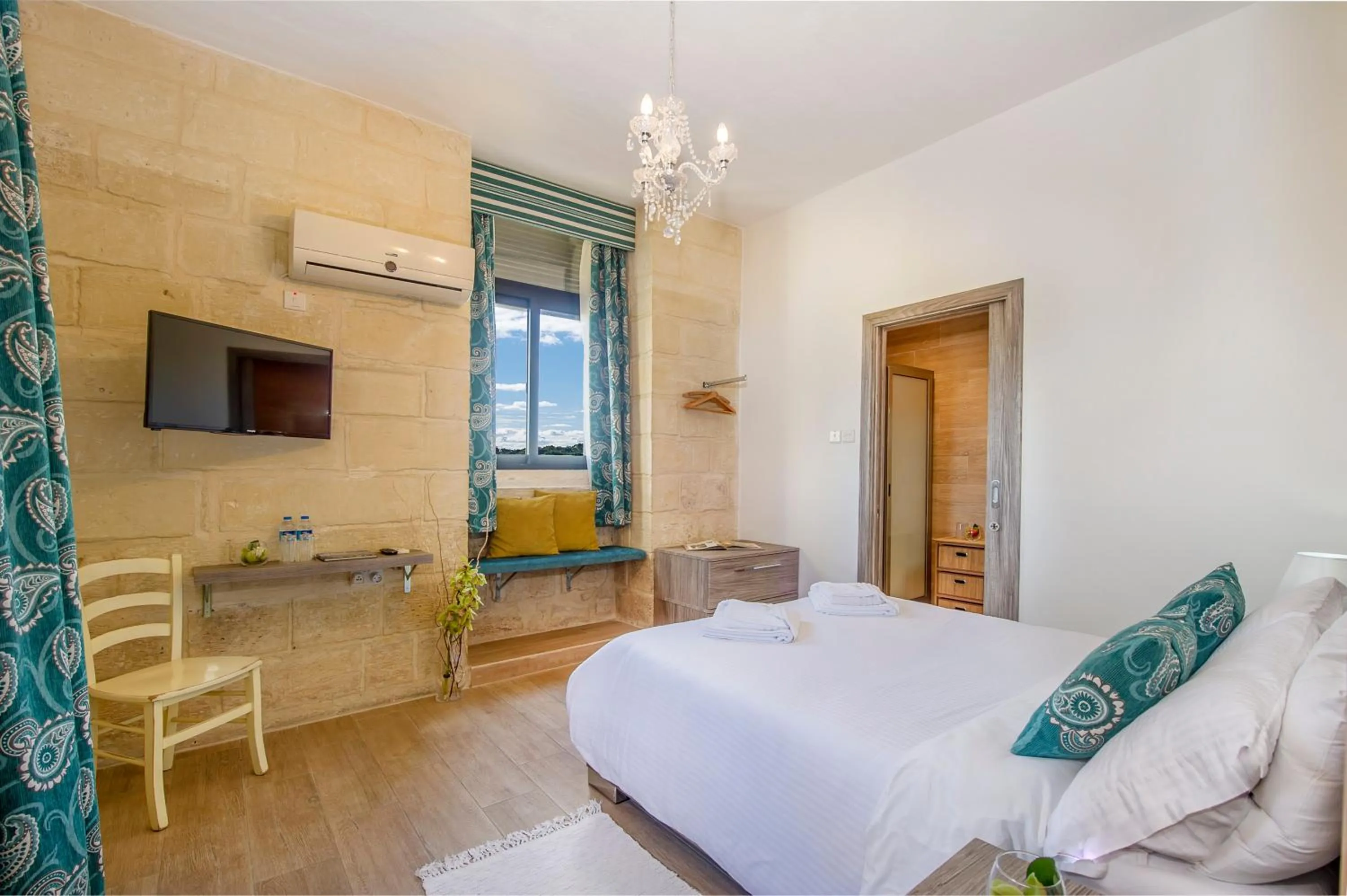 Photo of the whole room, Bed in Point de vue Guesthouse