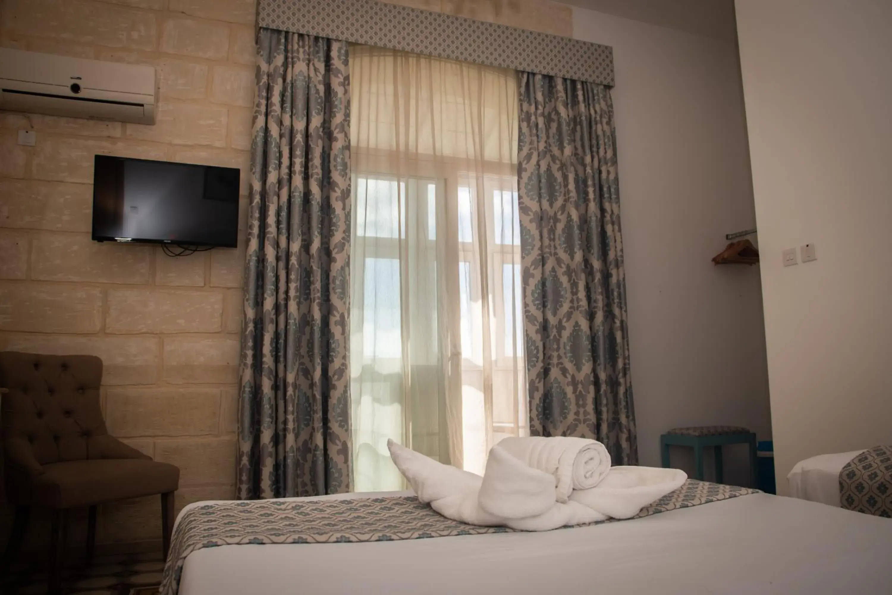 Twin Room with Maltese Balcony in Point de vue Guesthouse Twin Room with Maltese Balcony in Point de vue Guesthouse