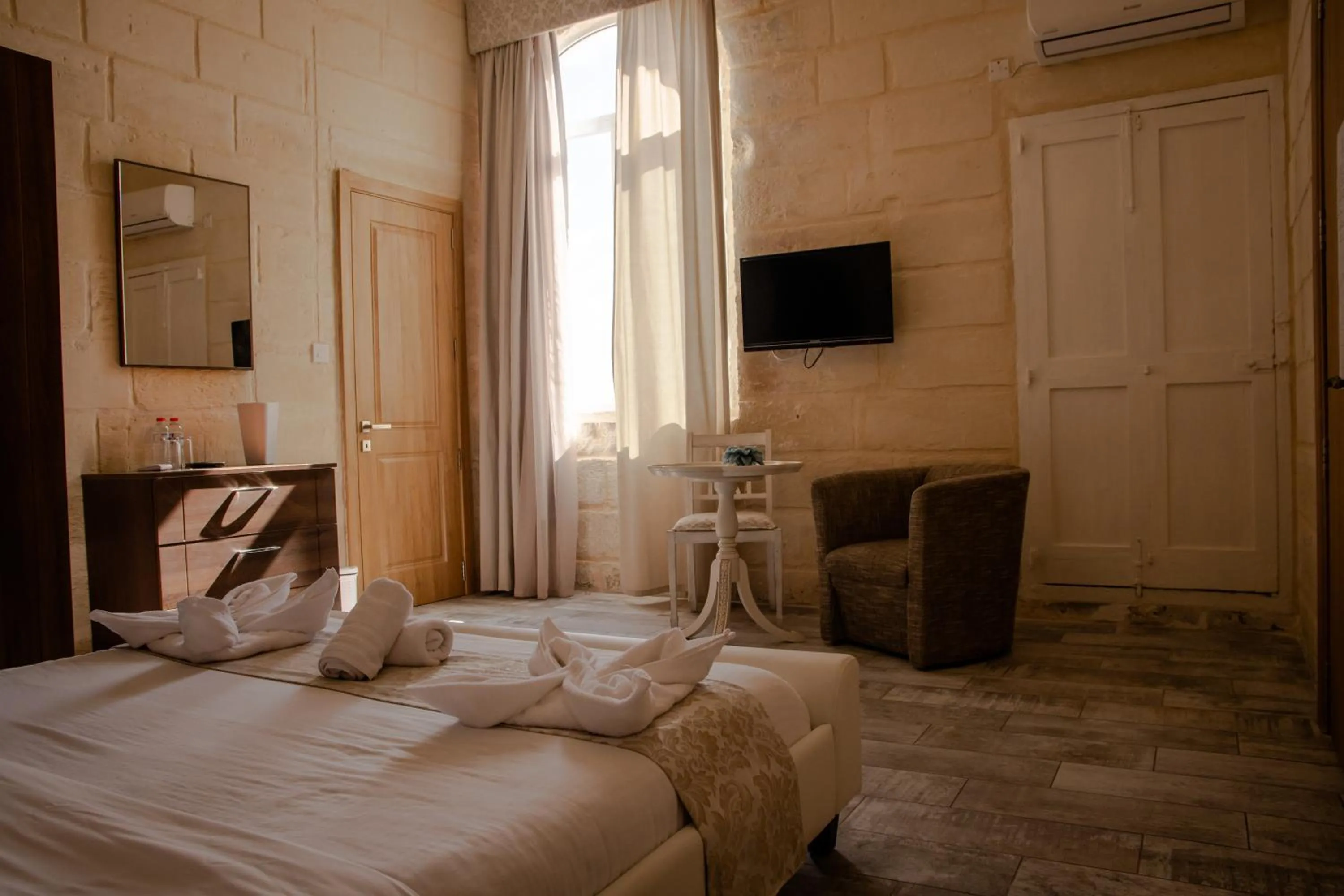 Photo of the whole room, Bed in Point de vue Guesthouse