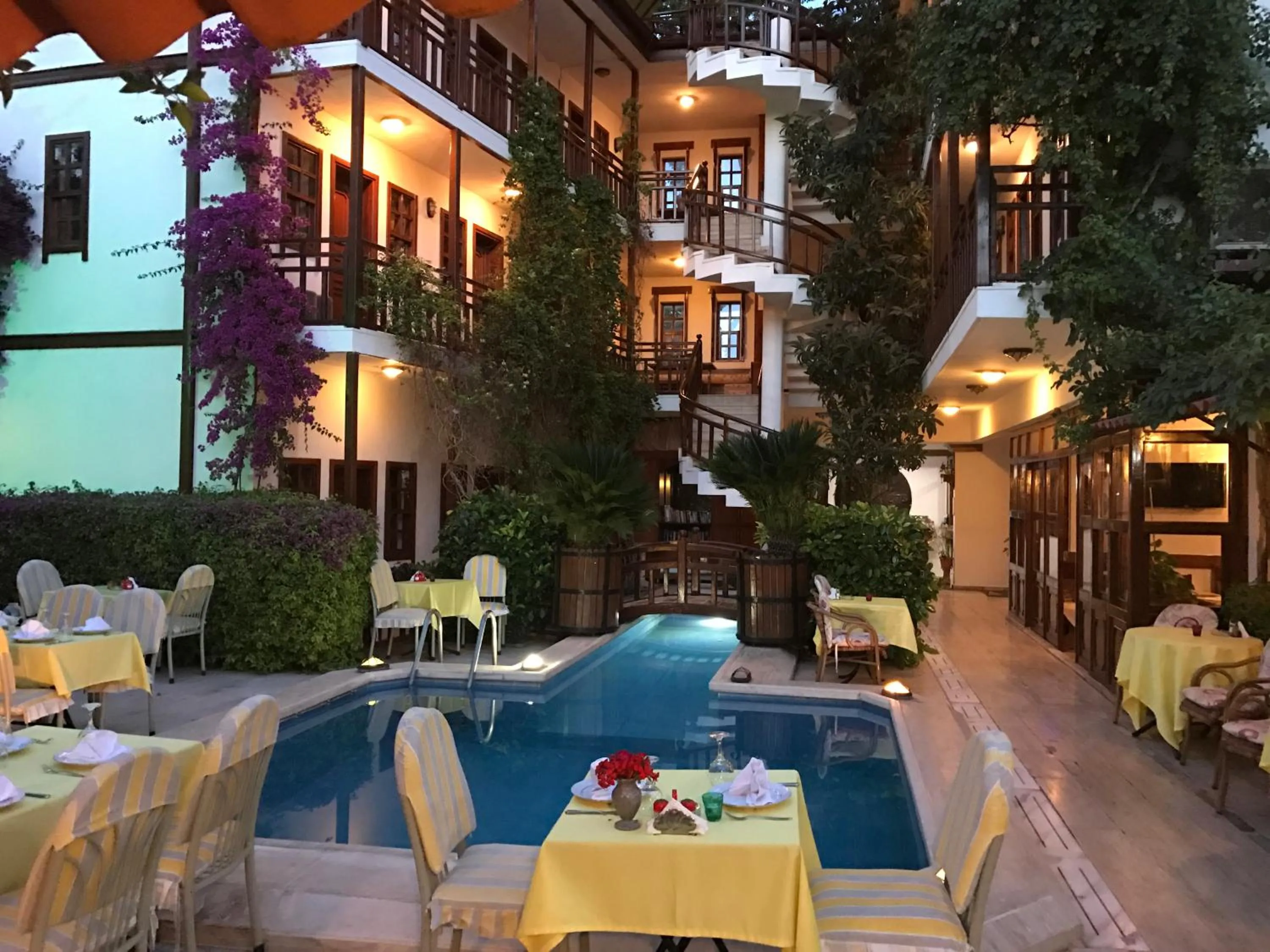 Restaurant/places to eat in Hotel Karyatit Kaleici