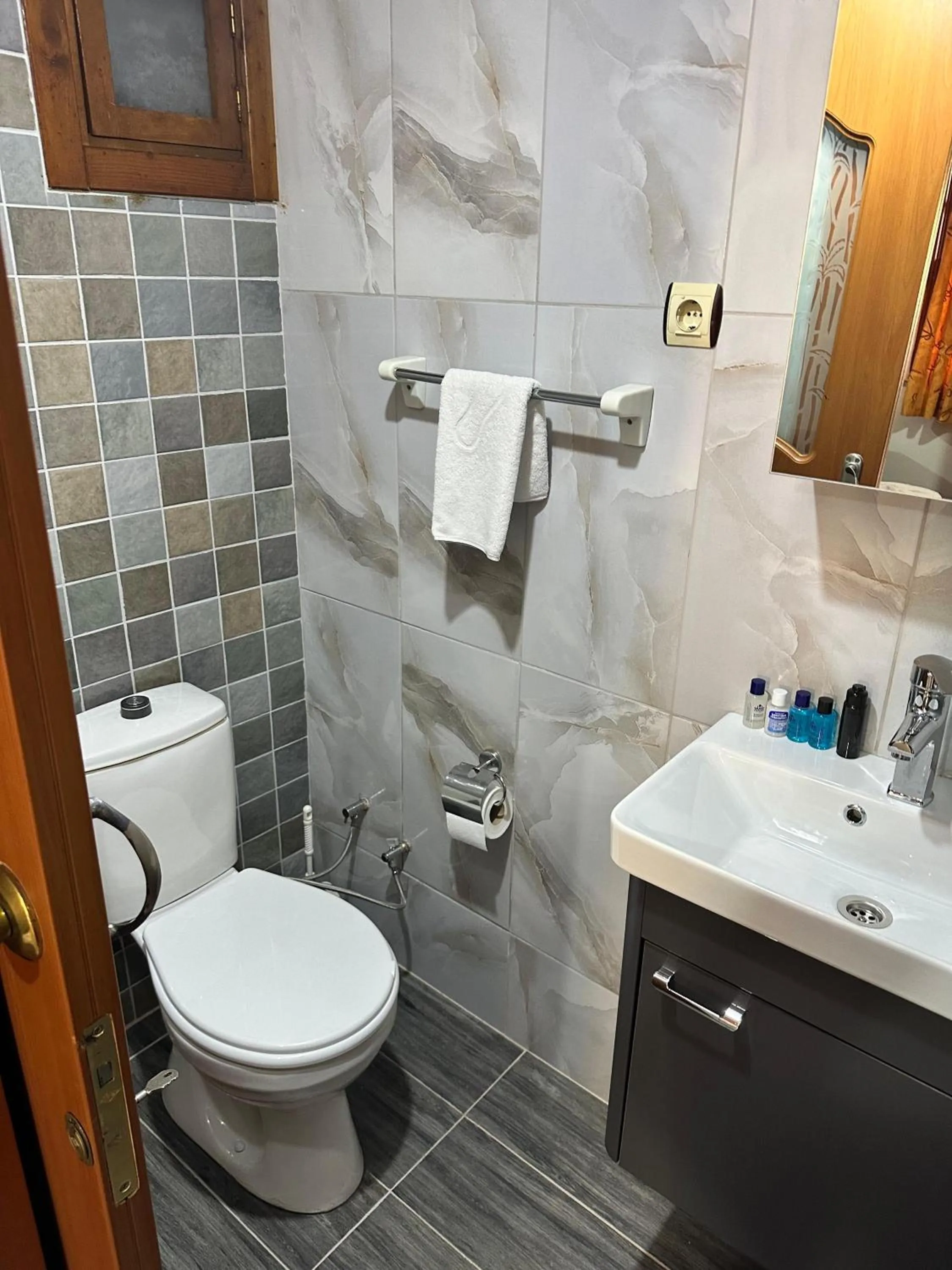 Shower in Hotel Karyatit Kaleici