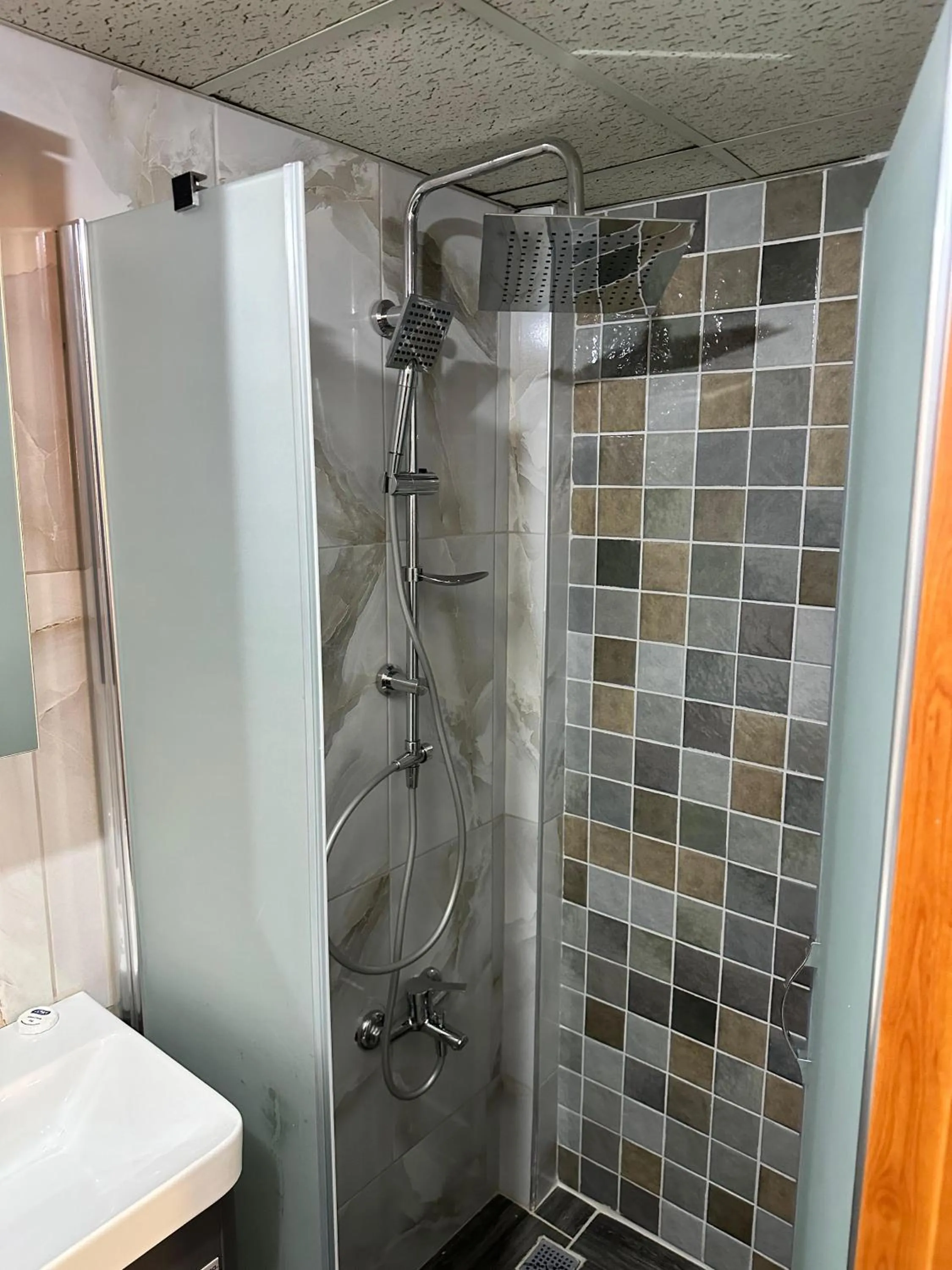 Shower in Hotel Karyatit Kaleici