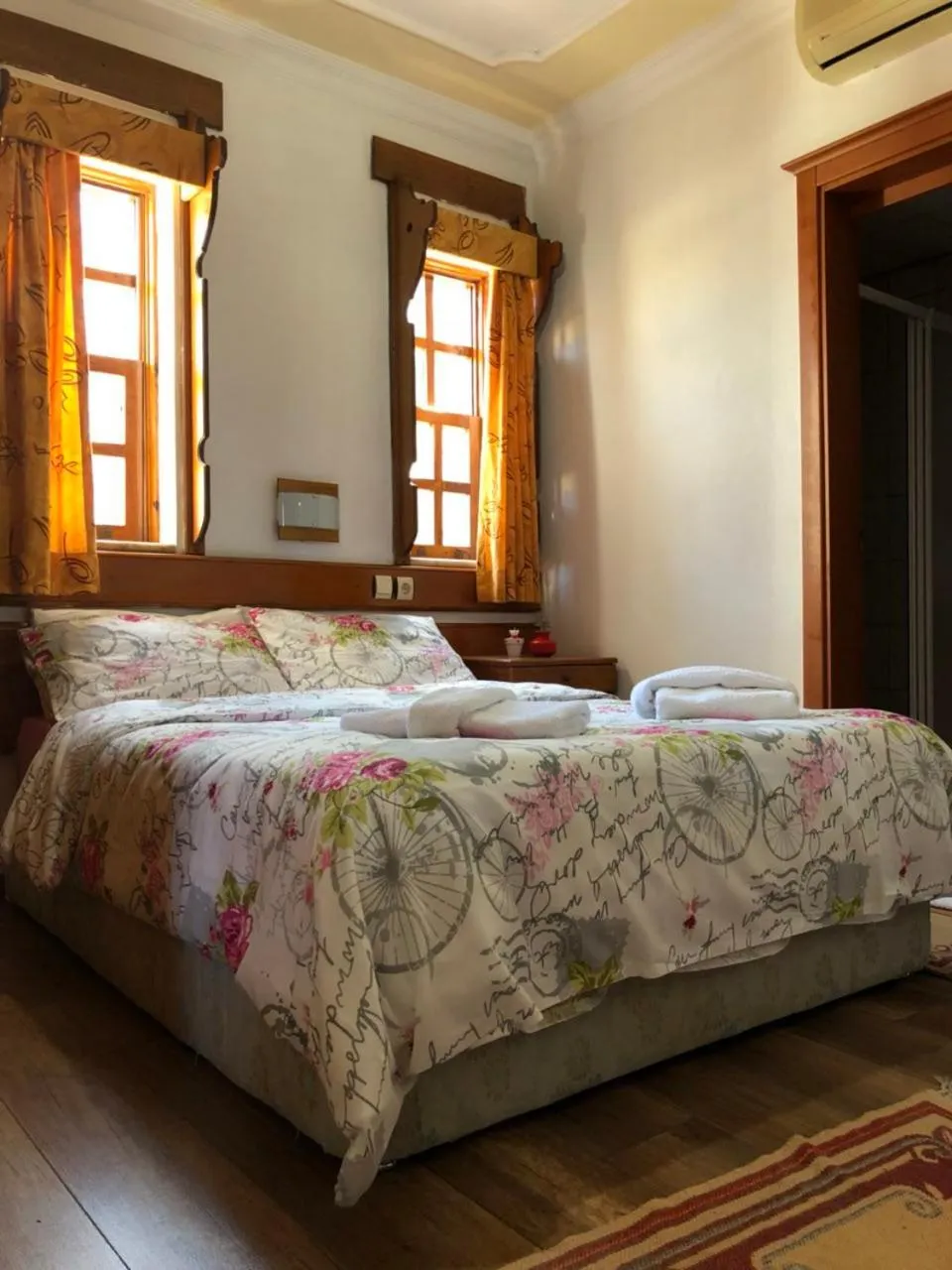 Shower in Hotel Karyatit Kaleici