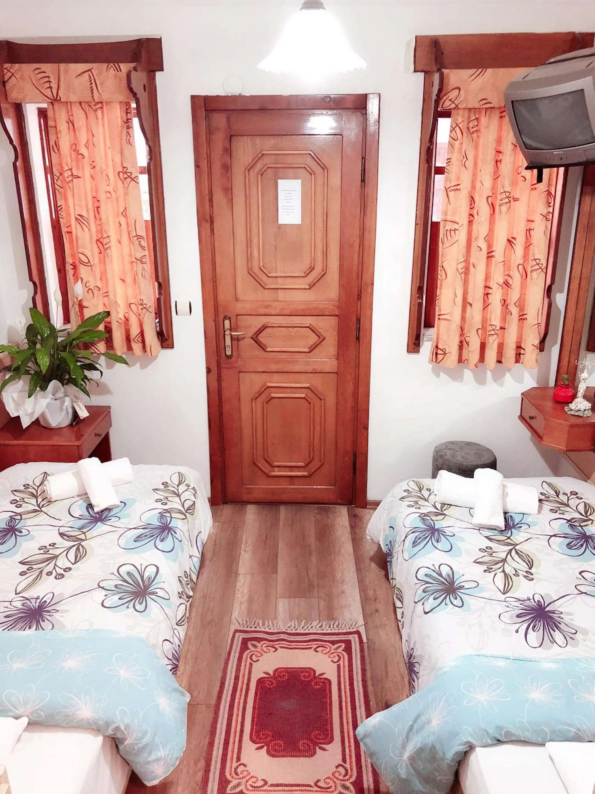 Shower in Hotel Karyatit Kaleici