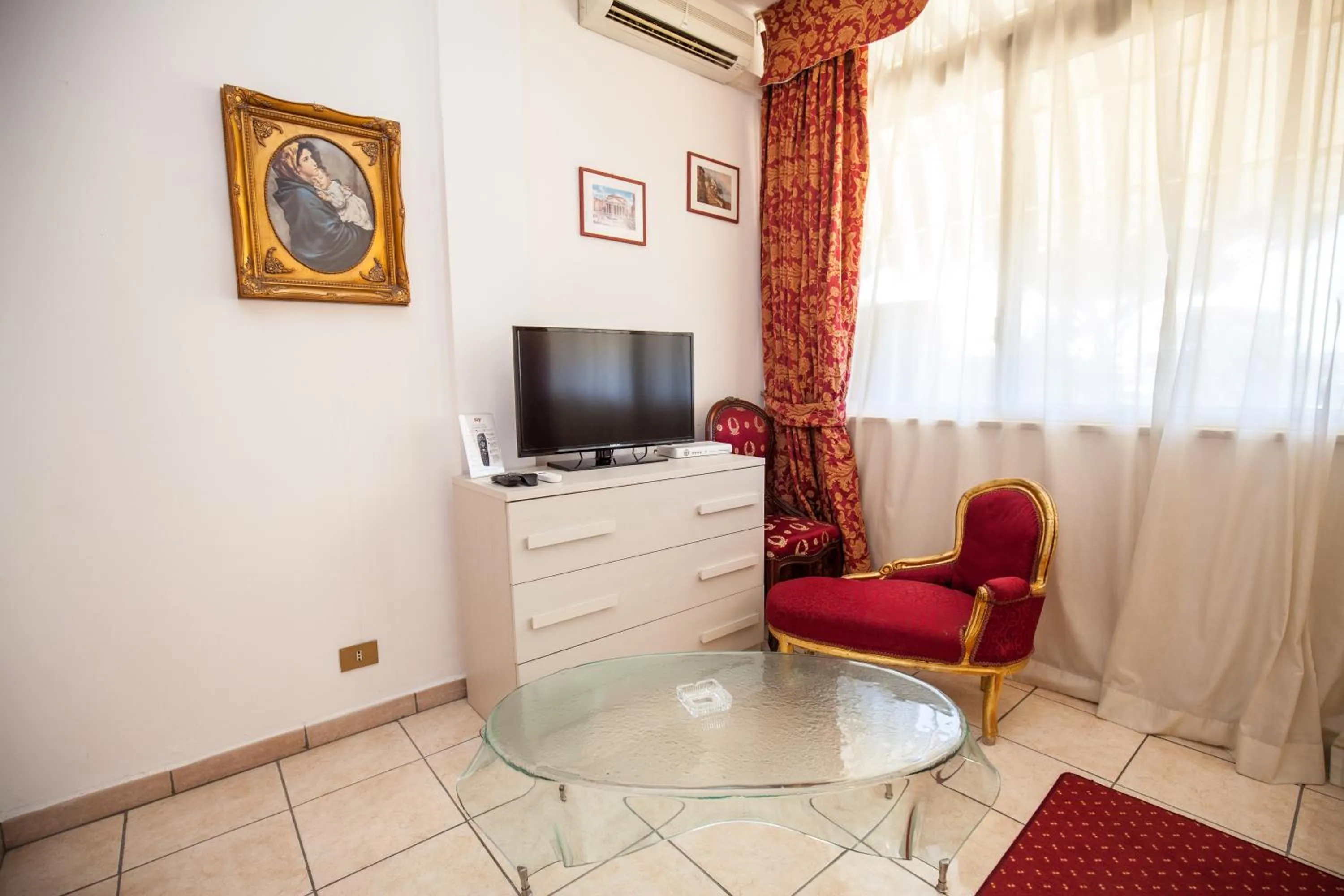 Photo of the whole room in Hotel Giulietta e Romeo