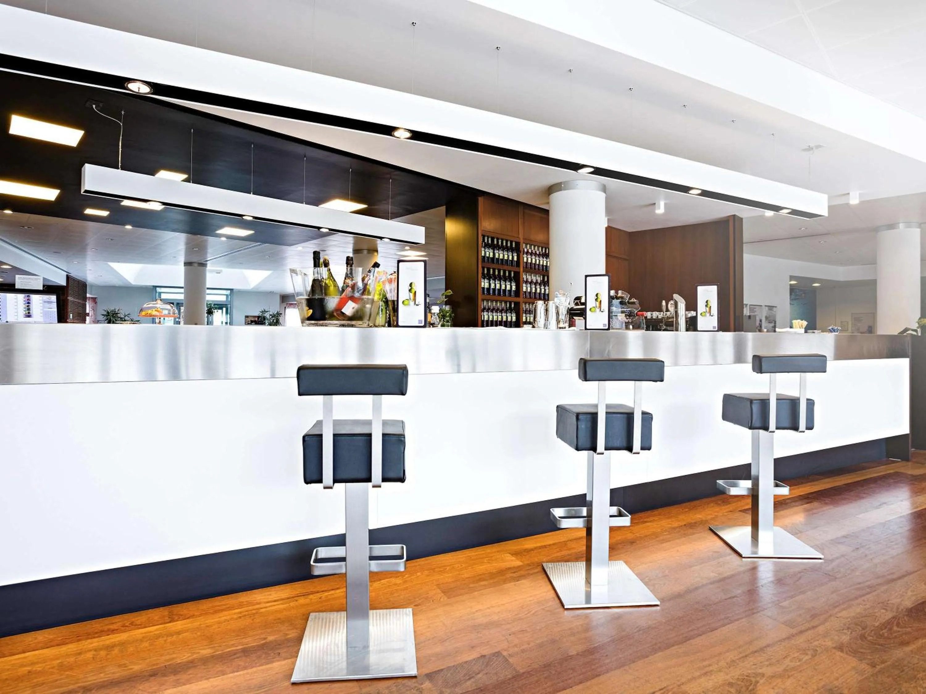 Lounge or bar in Novotel Milano Malpensa Aeroporto