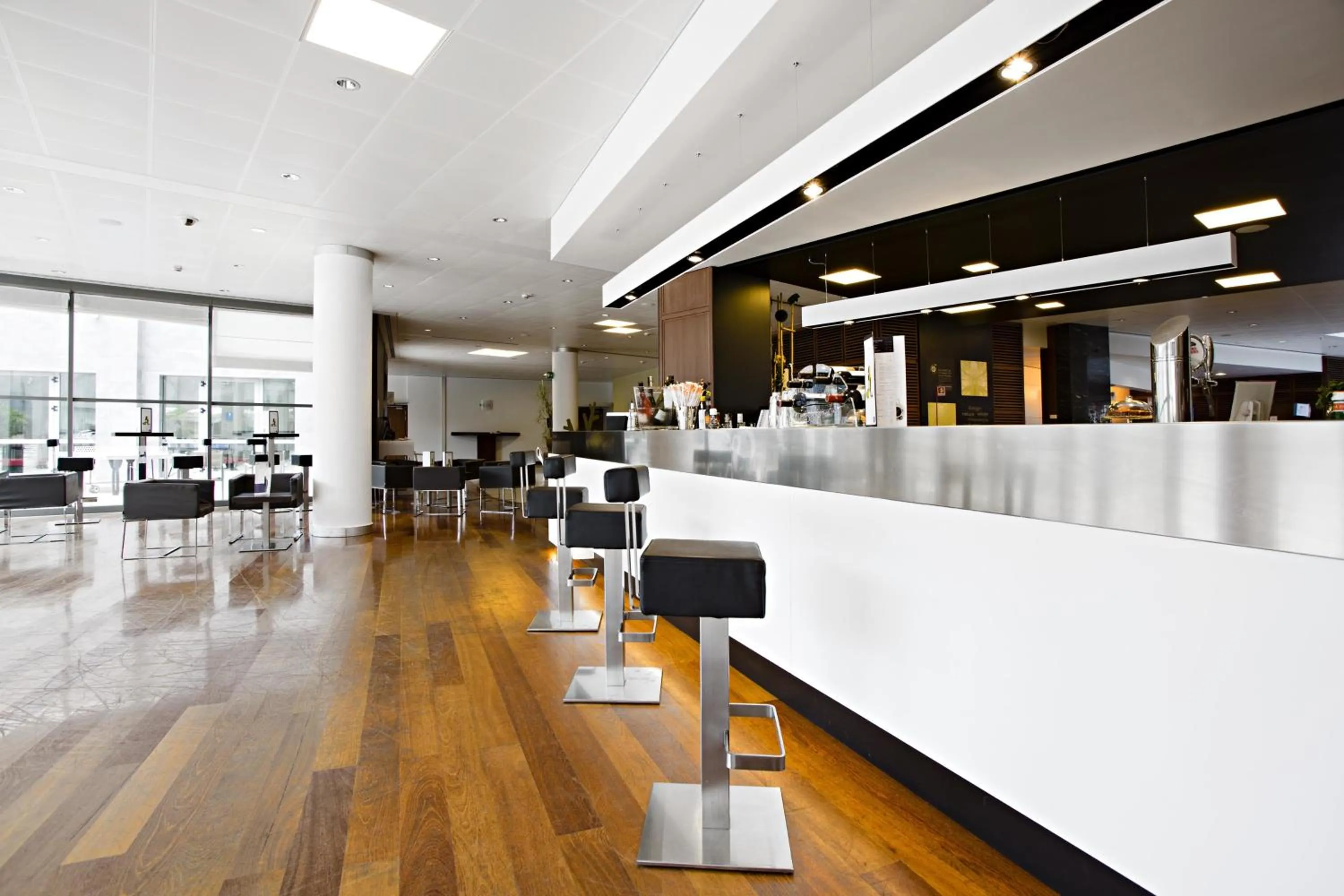 Lounge or bar in Novotel Milano Malpensa Aeroporto
