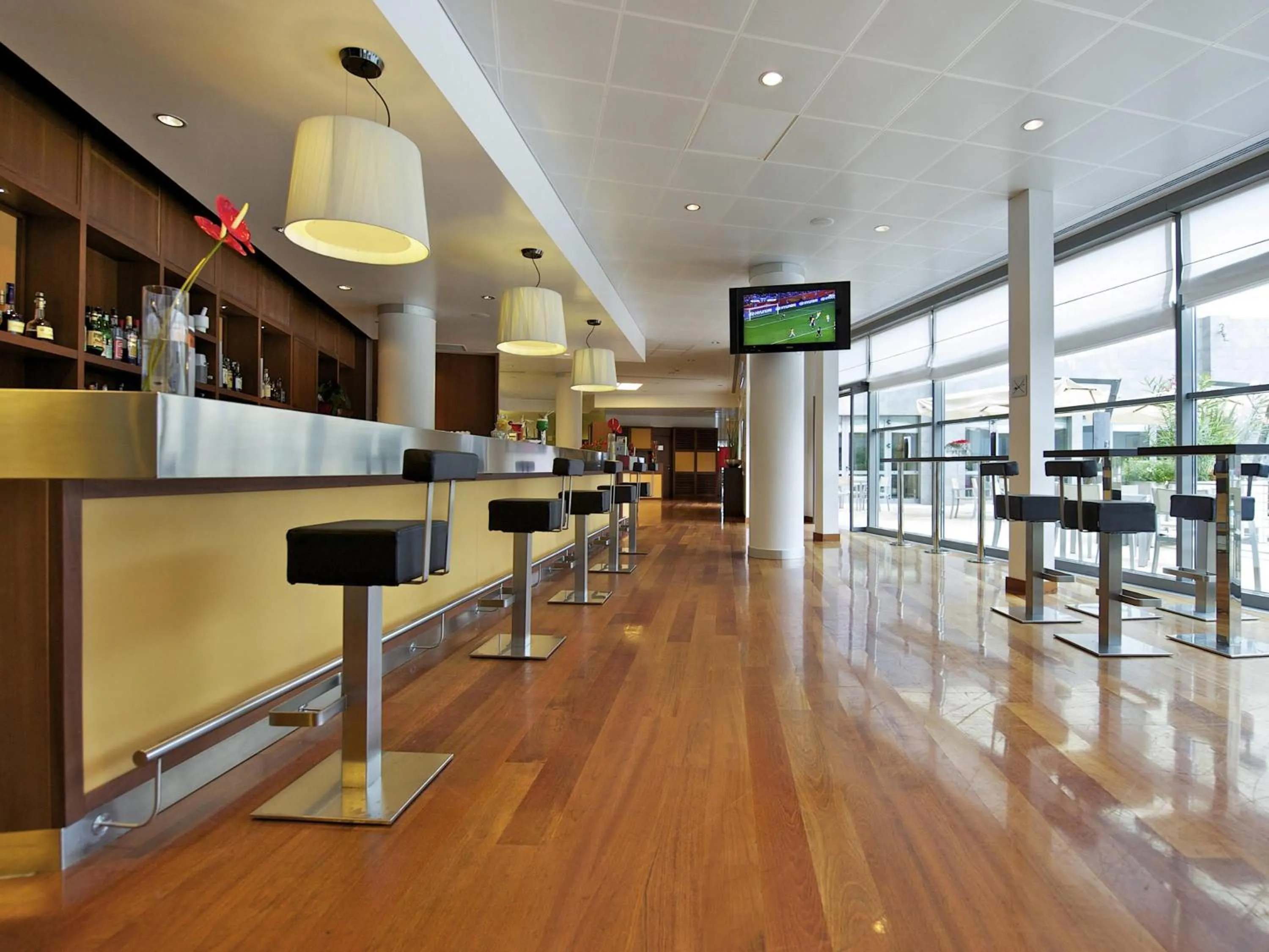Lounge or bar in Novotel Milano Malpensa Aeroporto