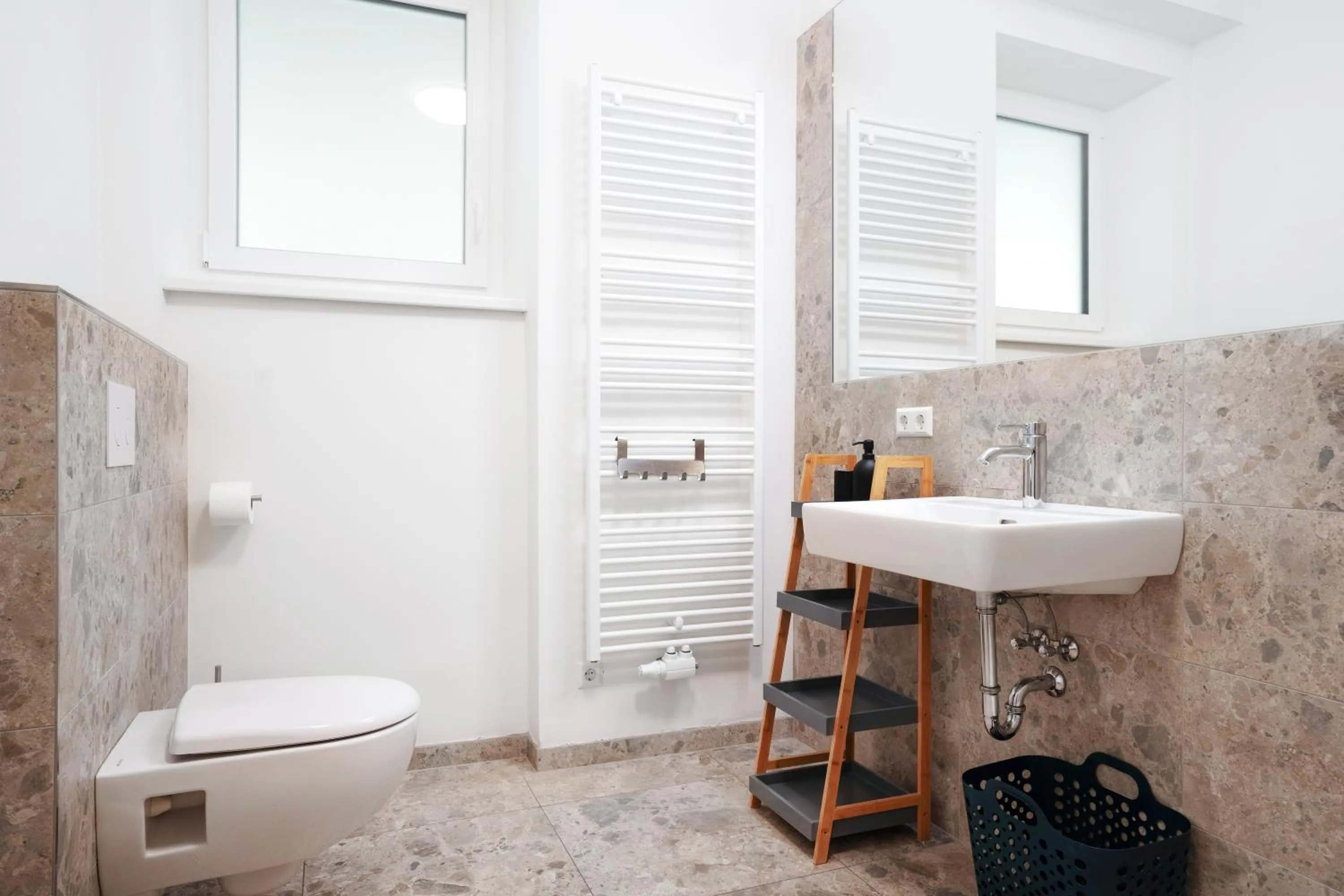 Shower in easy-flat Hauptplatz - City Center Apartments with a Kitchen