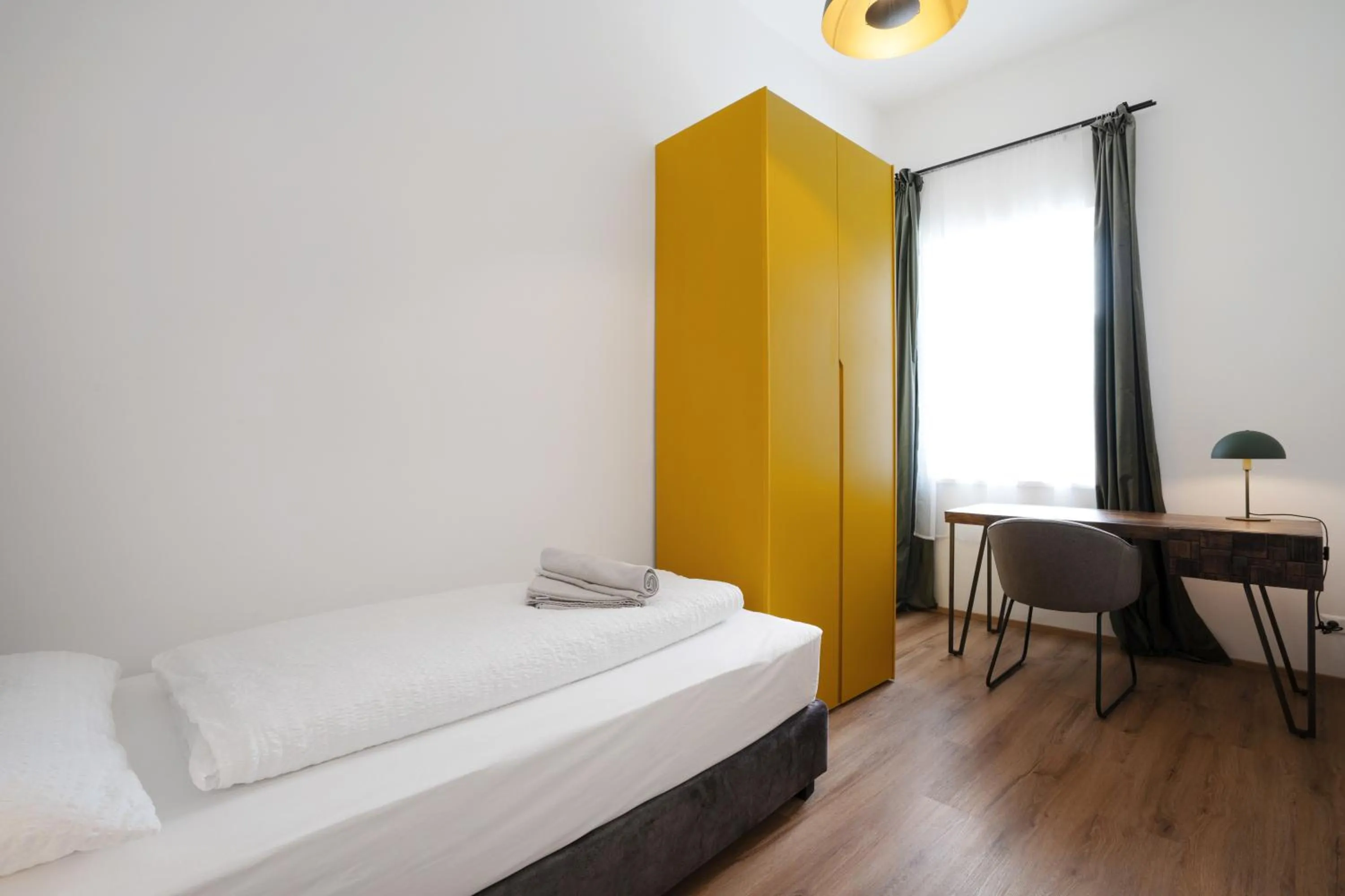Bed in easy-flat Hauptplatz - City Center Apartments with a Kitchen