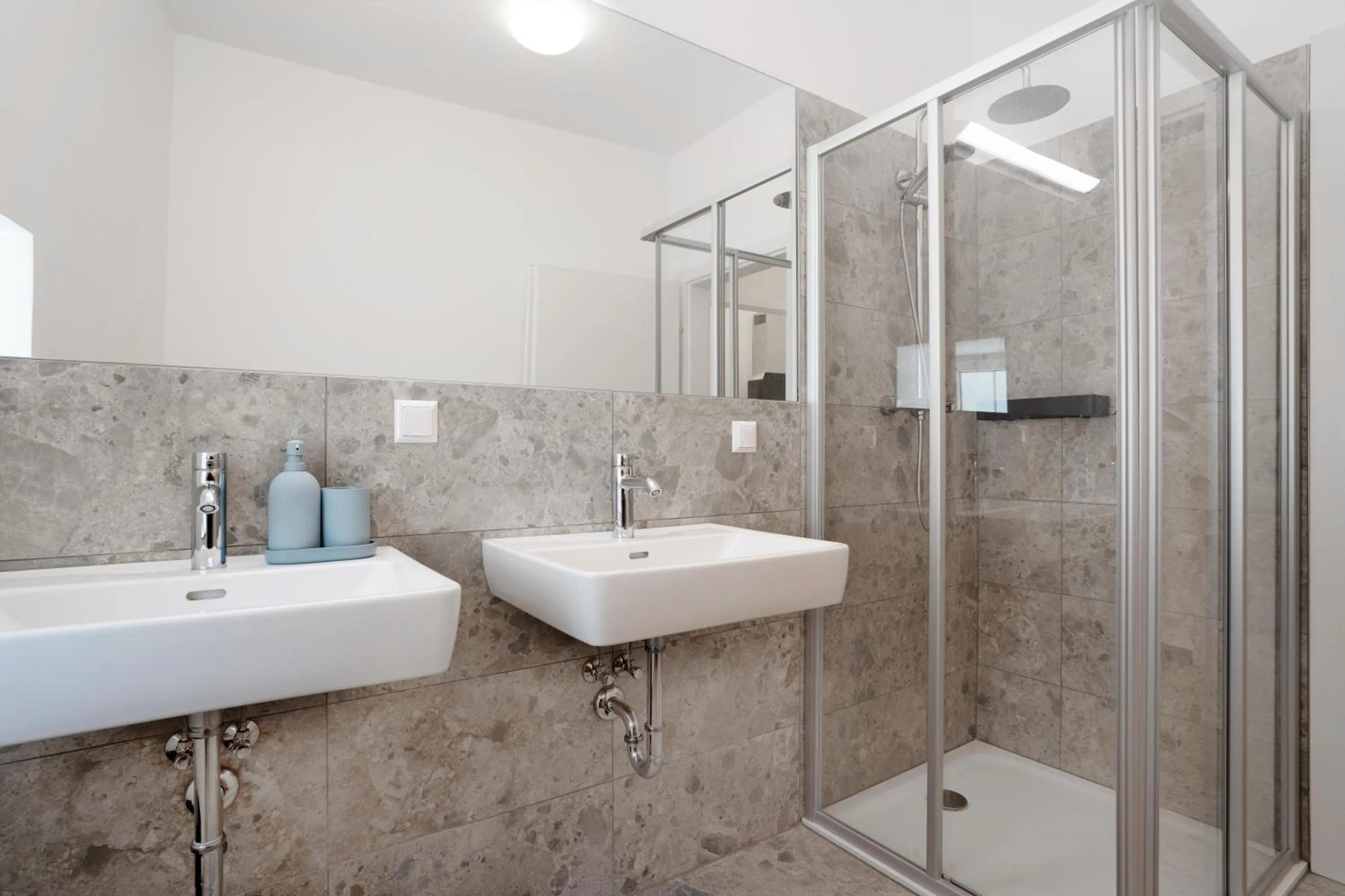 Shower in easy-flat Hauptplatz - City Center Apartments with a Kitchen