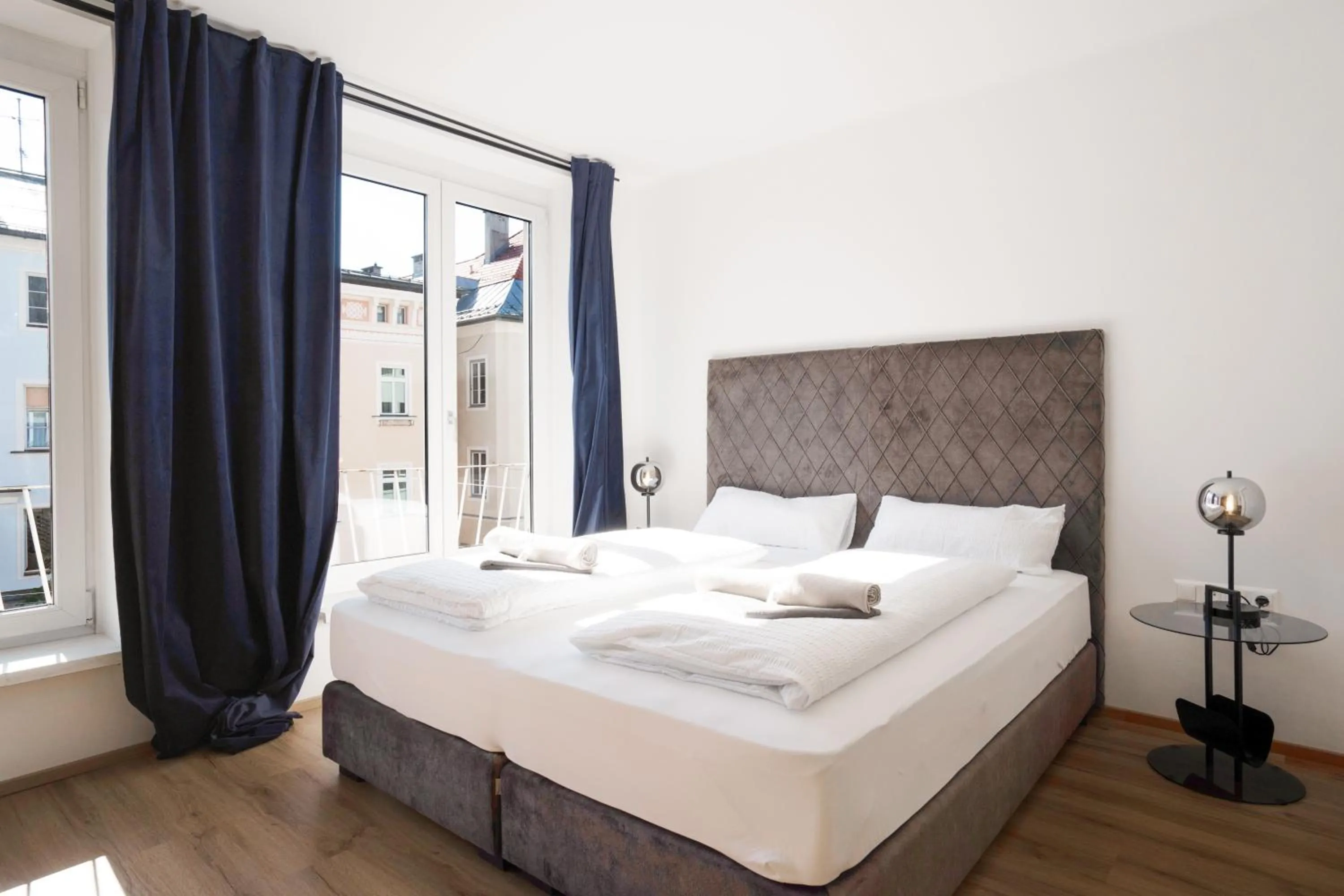 Bed in easy-flat Hauptplatz - City Center Apartments with a Kitchen