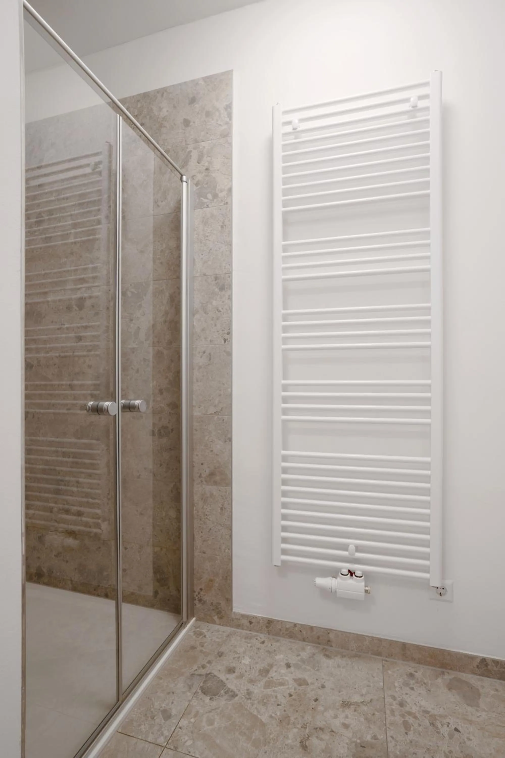 Shower in easy-flat Hauptplatz - City Center Apartments with a Kitchen