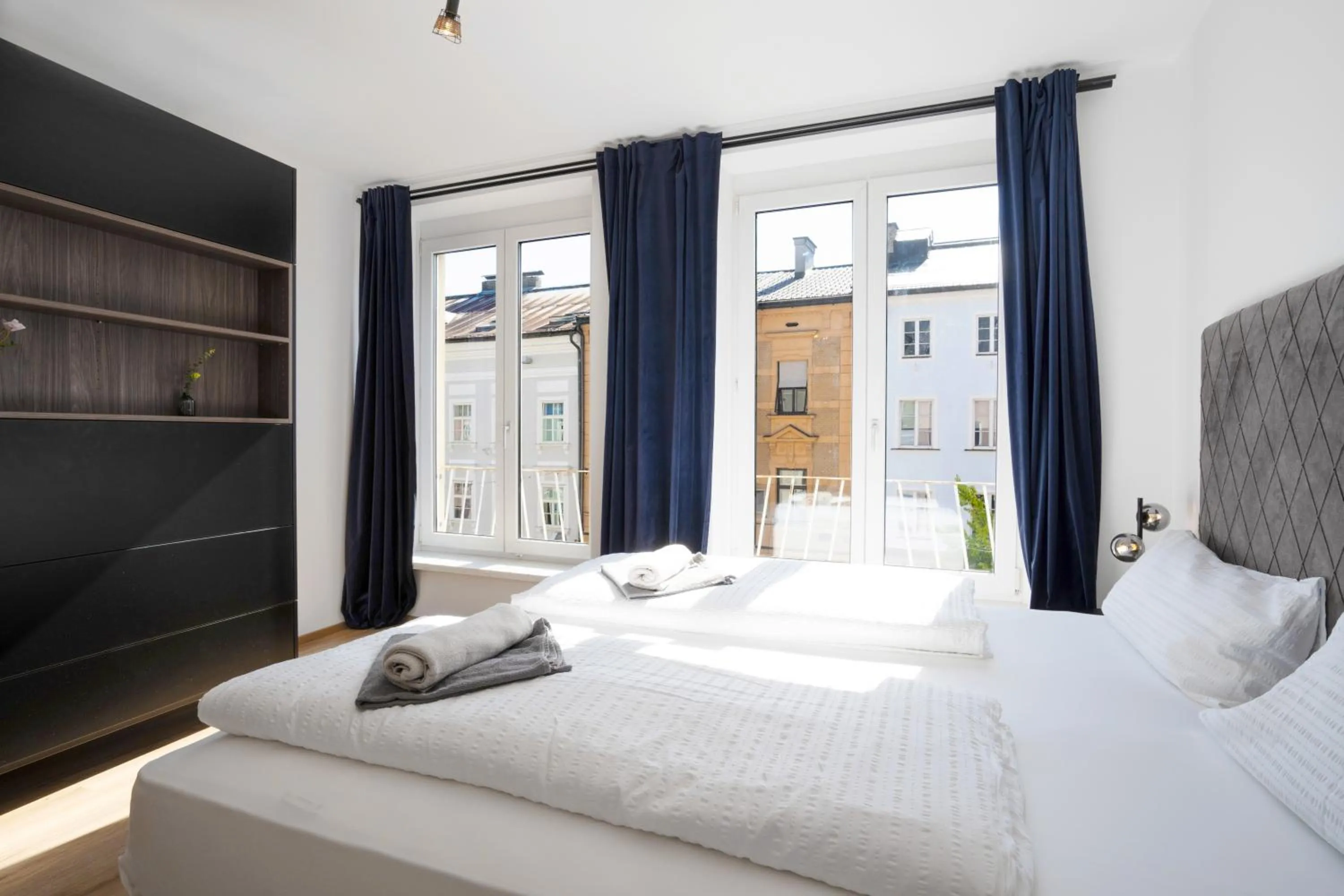 Bed in easy-flat Hauptplatz - City Center Apartments with a Kitchen