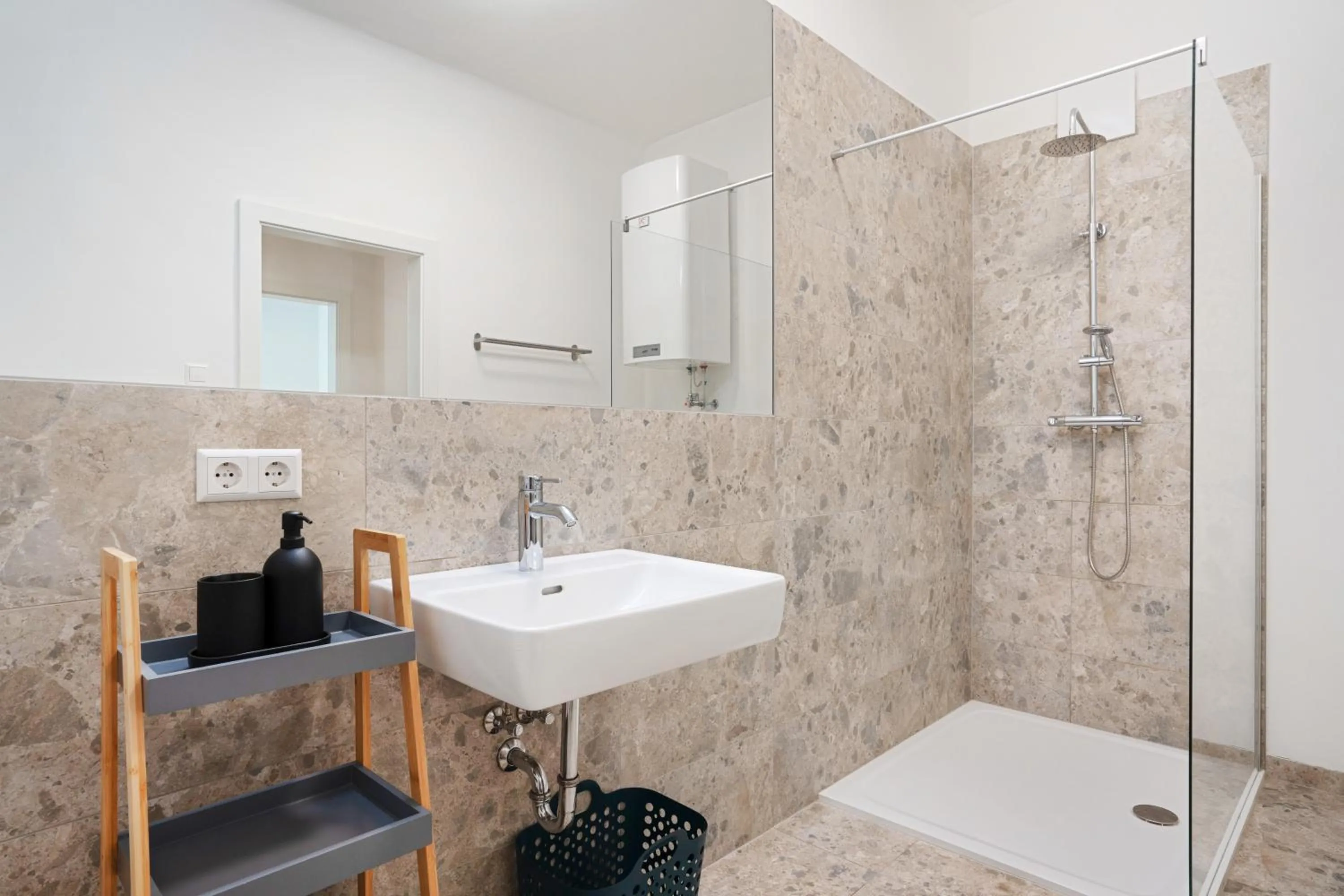 Shower in easy-flat Hauptplatz - City Center Apartments with a Kitchen